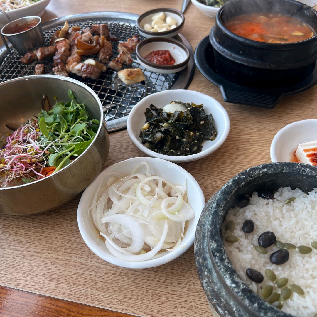런치로 먹었는데 고기양도 많고 비빔밥도 있고 맛있었어요 - 제주 맛집 늘봄흑돼지