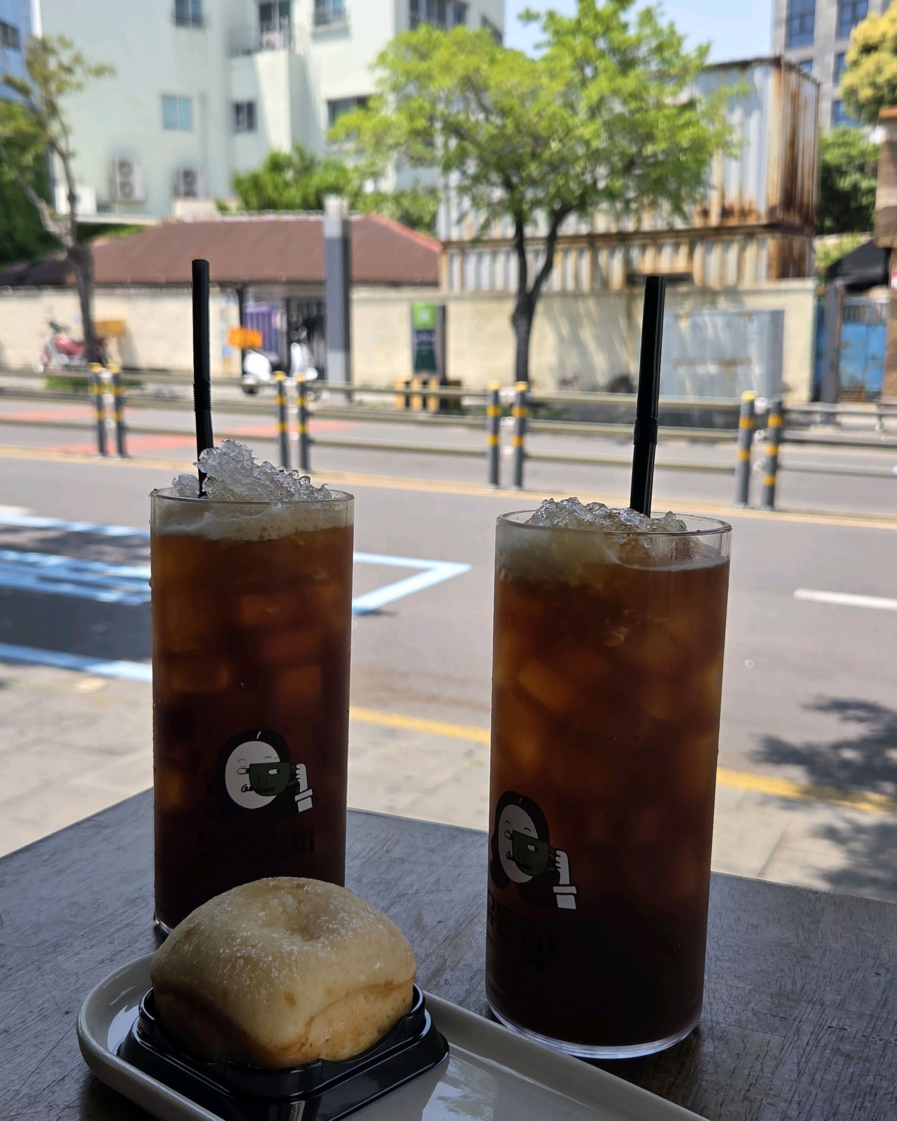 예전 커피쇼에서 유동사장님이 내려주신 비자림 커피 마시고, 기대를 품고 방문한 카페입니다.