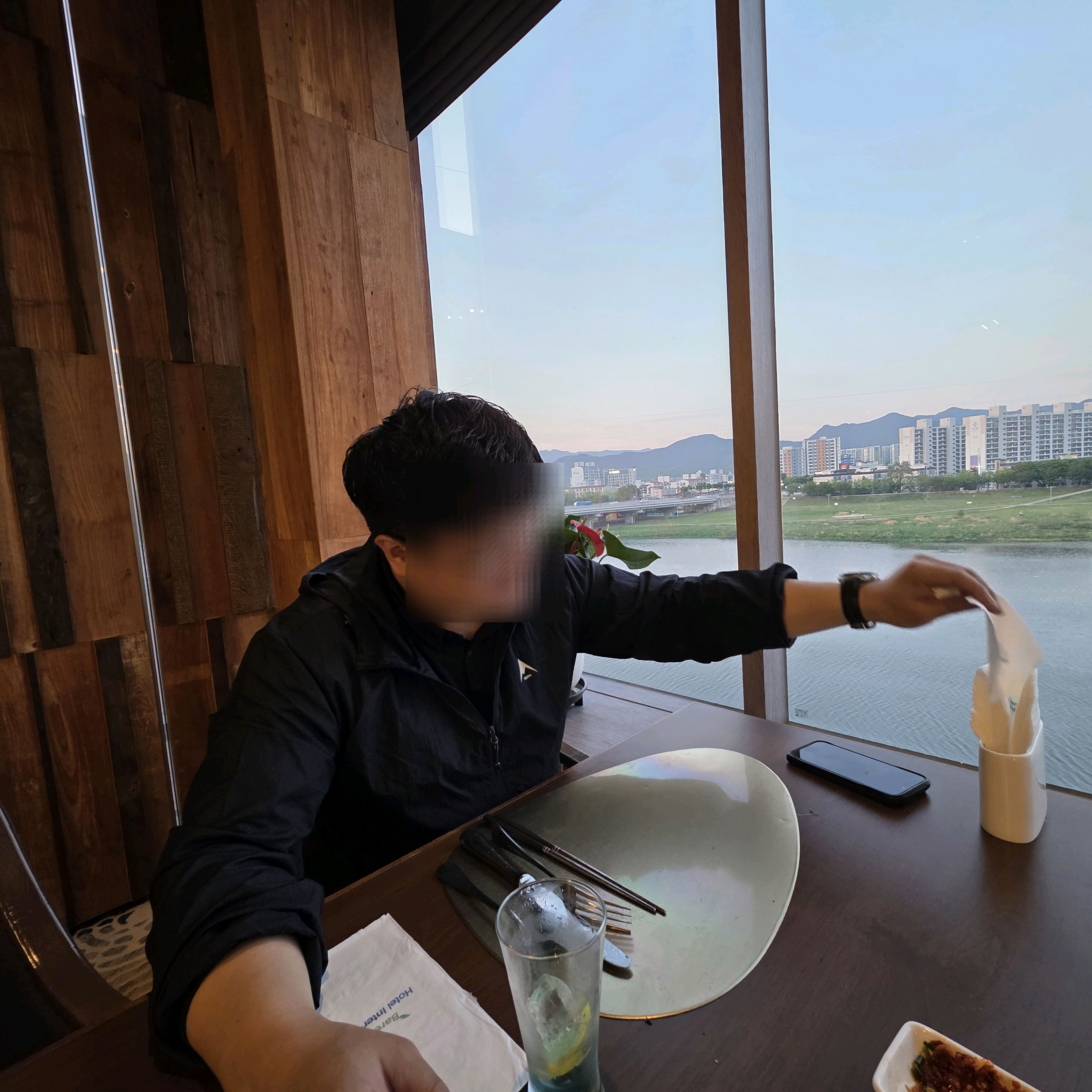 강변뷰라서 경치도 좋고 메뉴 구성도 알차고 랍스타까지 먹을 수 있어서 대구 최고 뷔페입니다