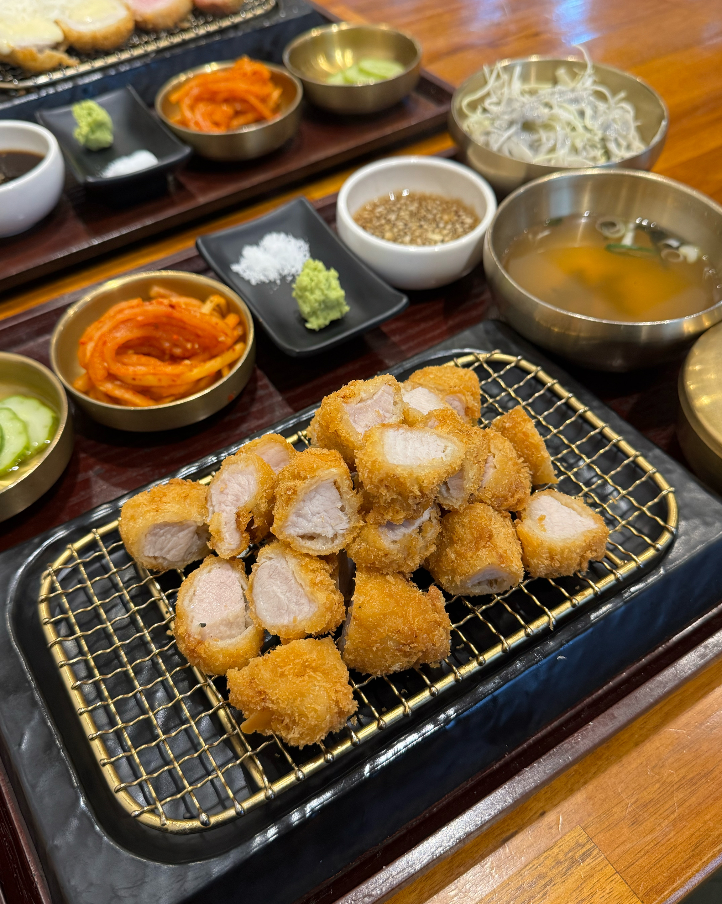 정말로 돈까스에서 불맛이납니다. 식감도 되게 쫀득하고 특이했어요. 안심도 맛있고 찬도 정갈