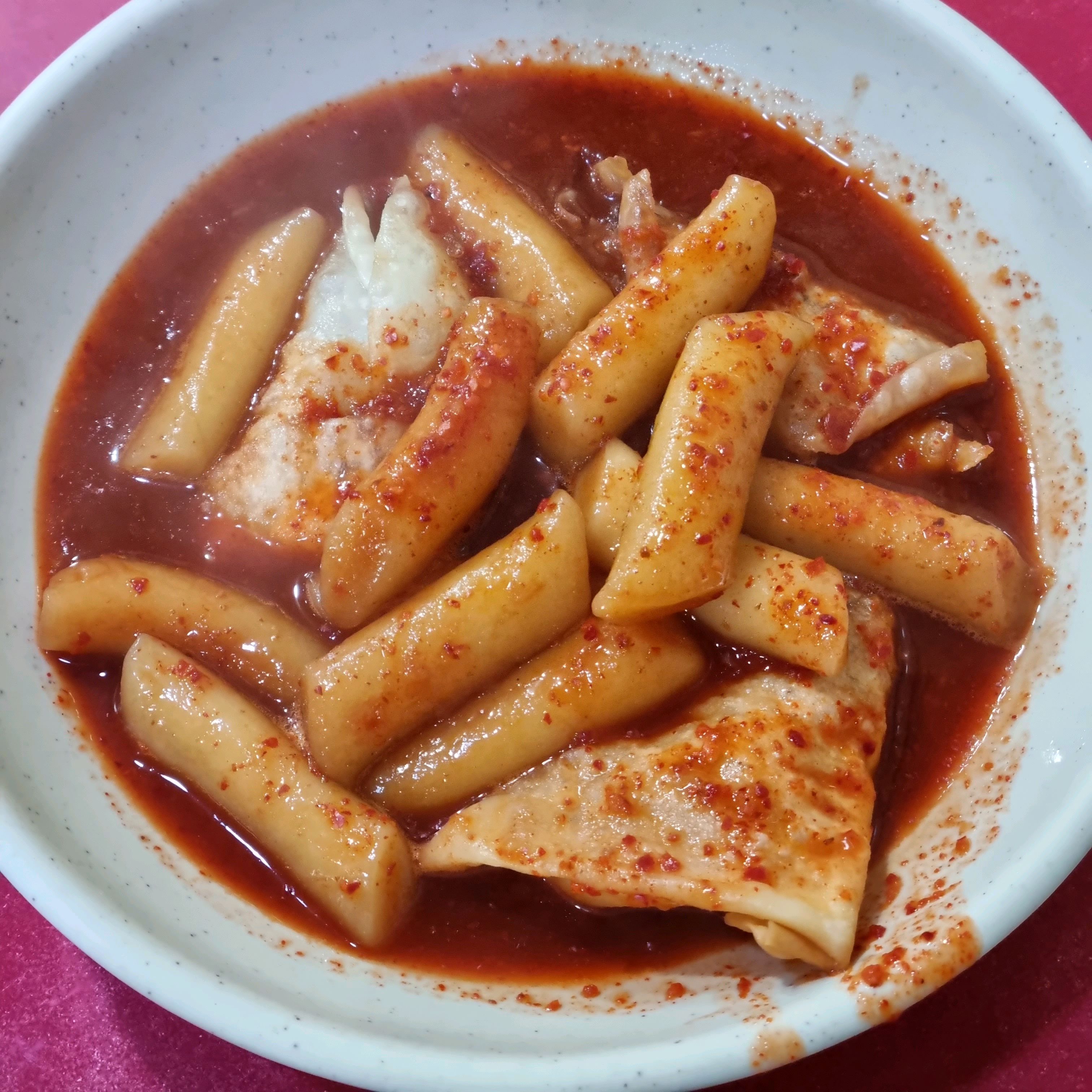 원래 떡볶이 먹으면서 숟가락 잘 안 쓰는데 떡 하나 먹고 와; 하고 국물까지 열심히 퍼먹은