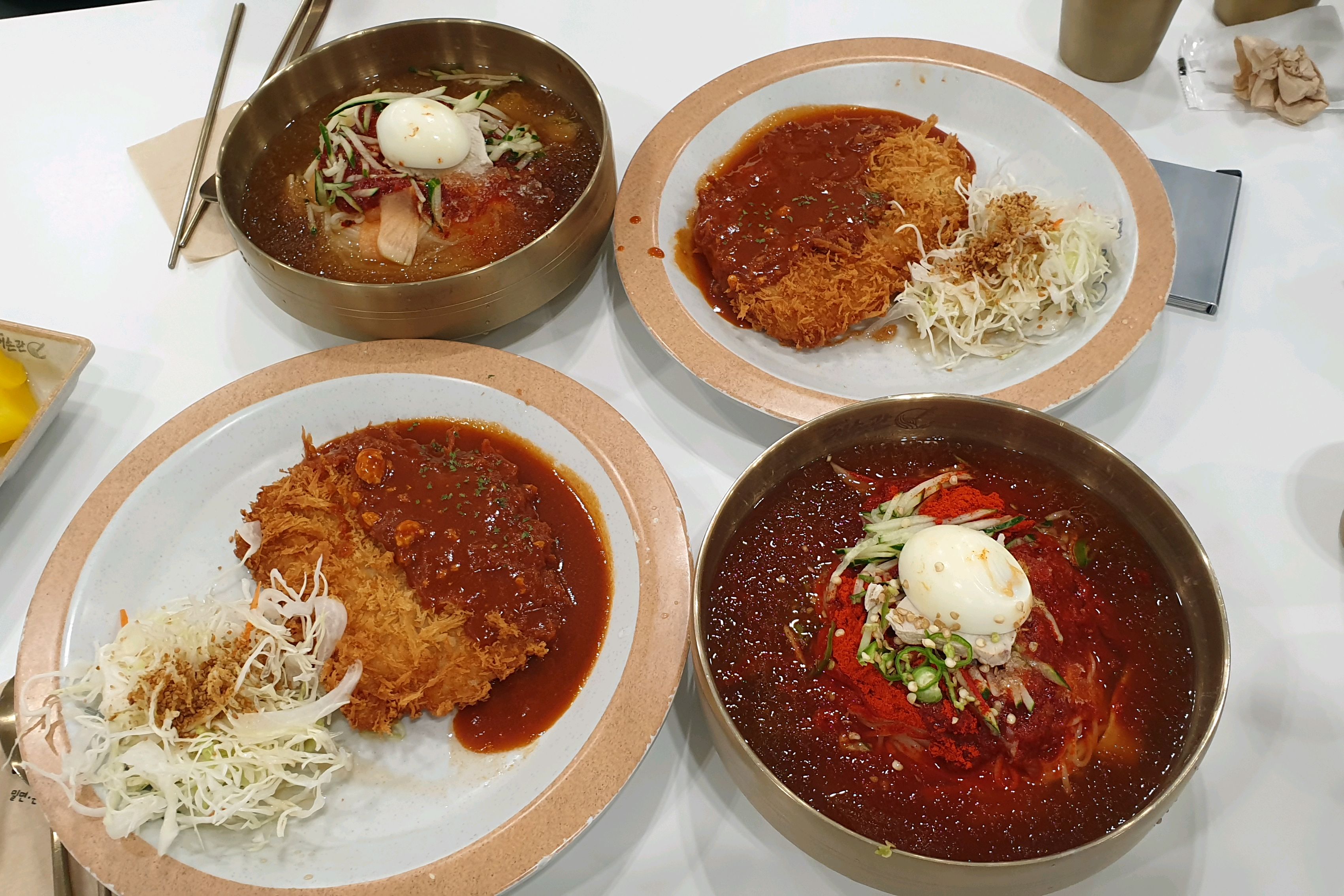 살짝 더워지니까 바로 찬 요리가 생각나서 왔는데 돈까스까지 세트로 먹을 수 있어서 너무 좋
