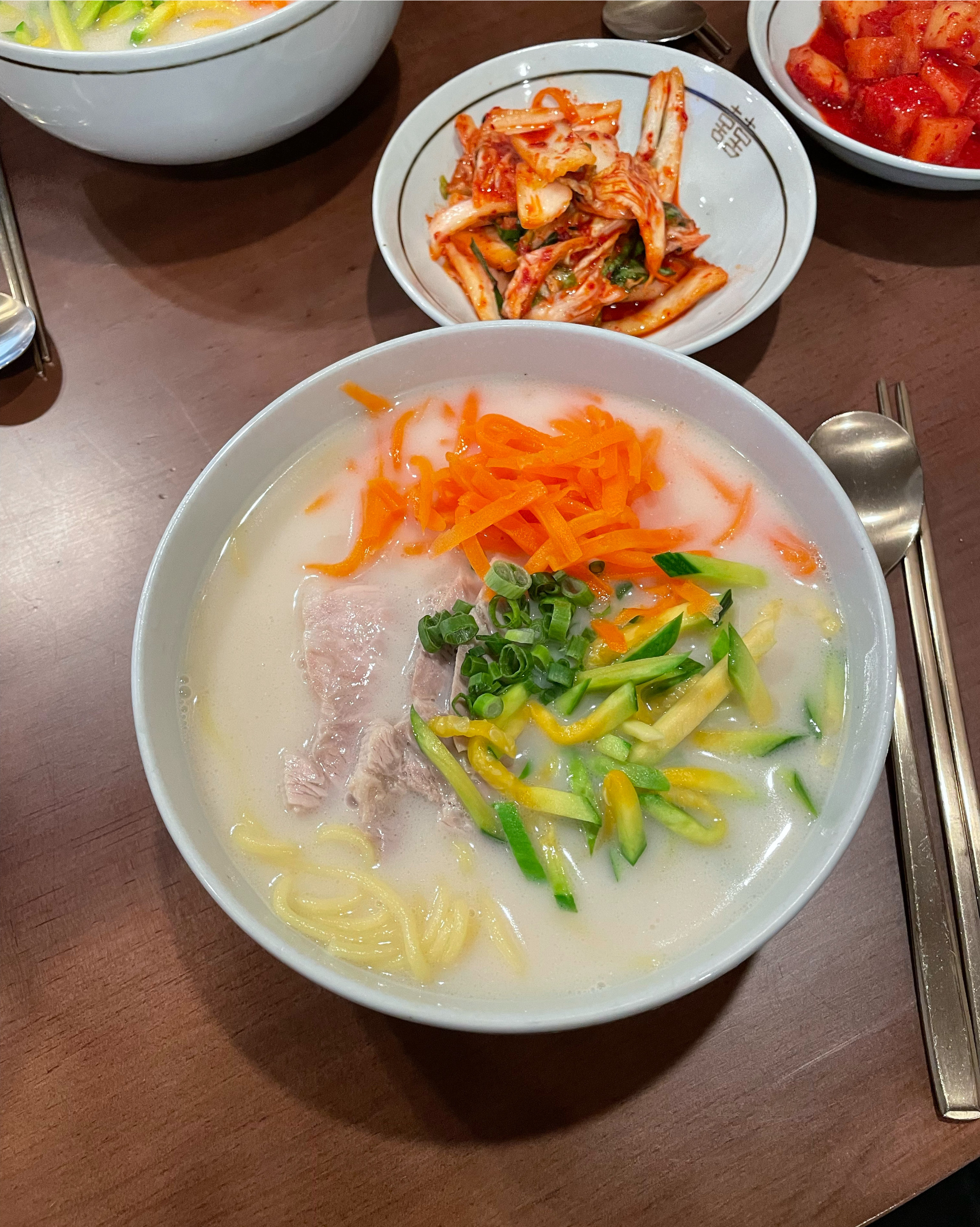 워크인으로 예약없이 방문했는데 바로 입장해서 식사할 수 있었어요. 가족 4인기준으로 여유롭