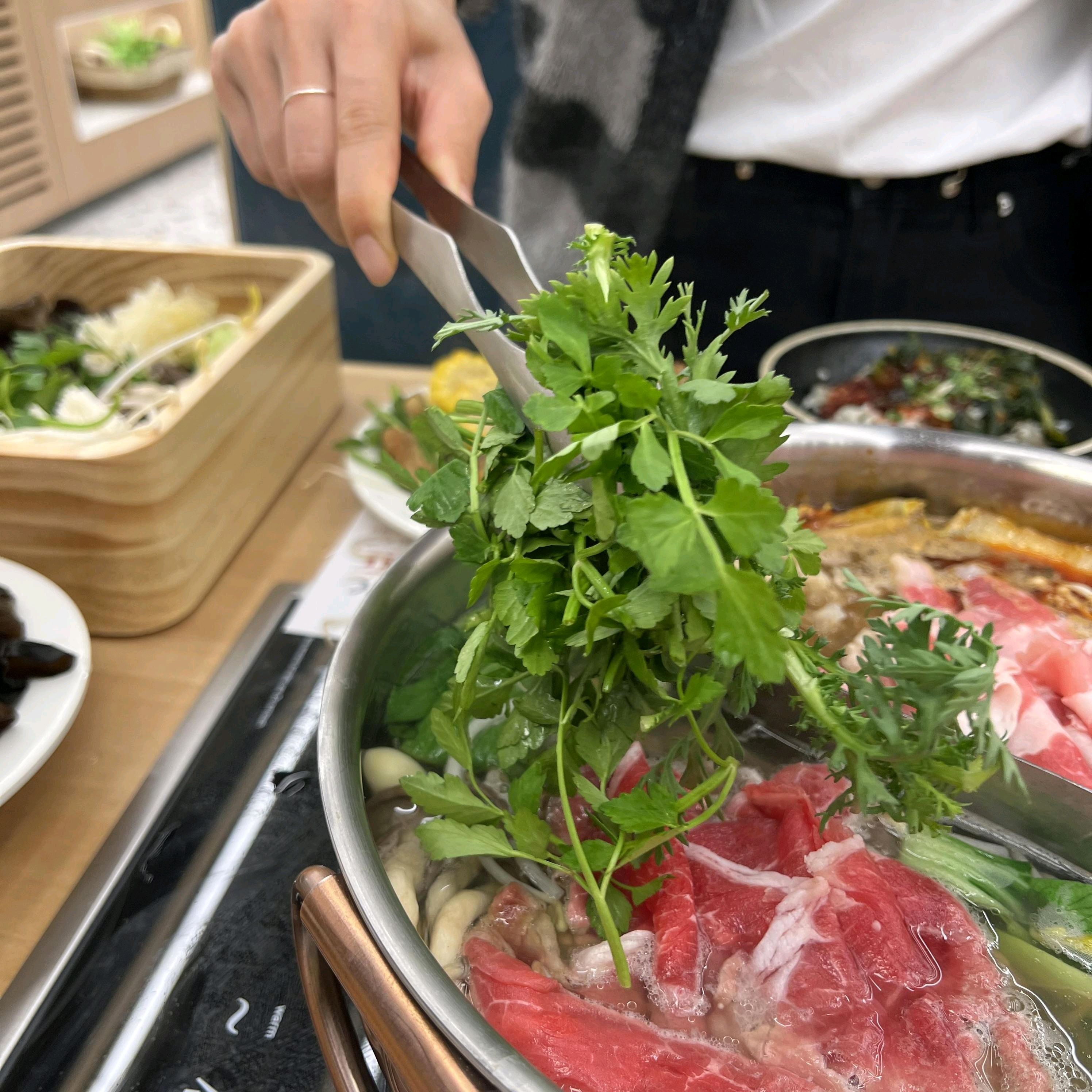 부모님 모시고 갔는데 샤브샤브가 정말 괜찮네요. 다양한 야채들이 신선해서 국물맛도 좋고 무