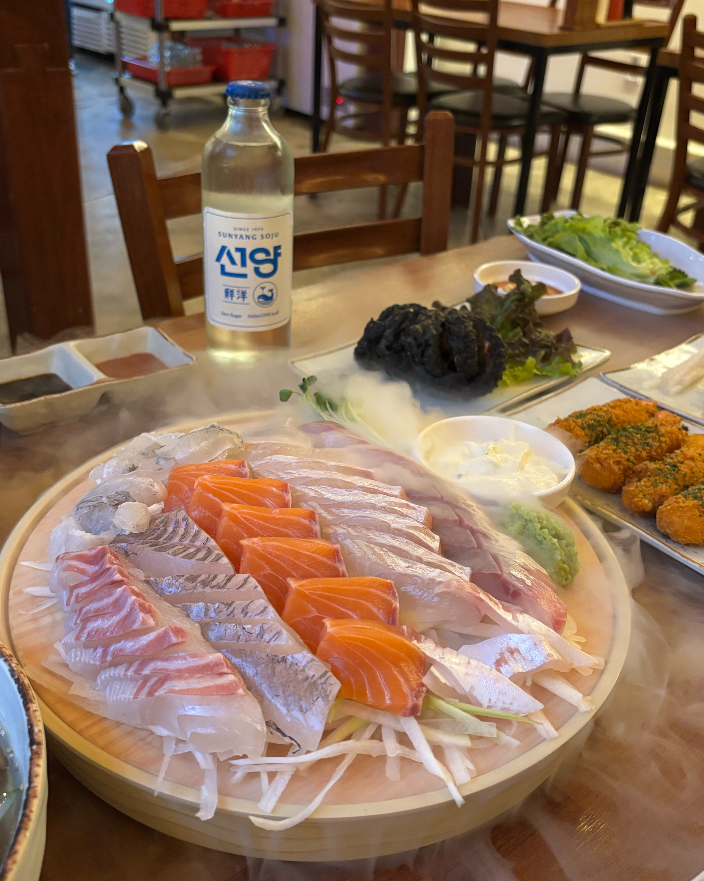 횟집인데 한옥이라 넘 분위기 좋고 아늑해요 ㅎㅎ 주황조명이랑 한옥도 넘 잘 어울려서 데이트