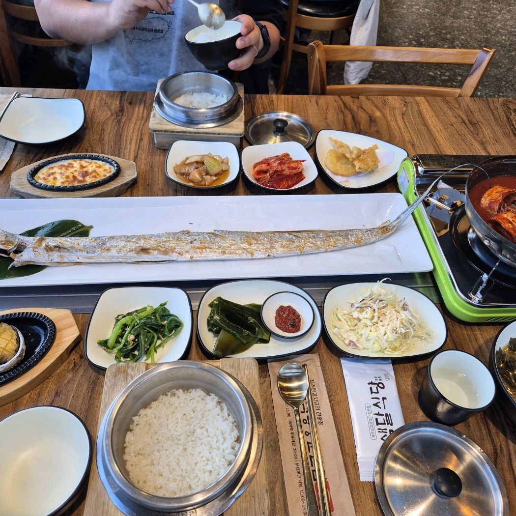 예약전에 사장님께서 전화로 확인도 해주시고 음식도 정말 맛있고 구성도 알차고 매장도 넓고 