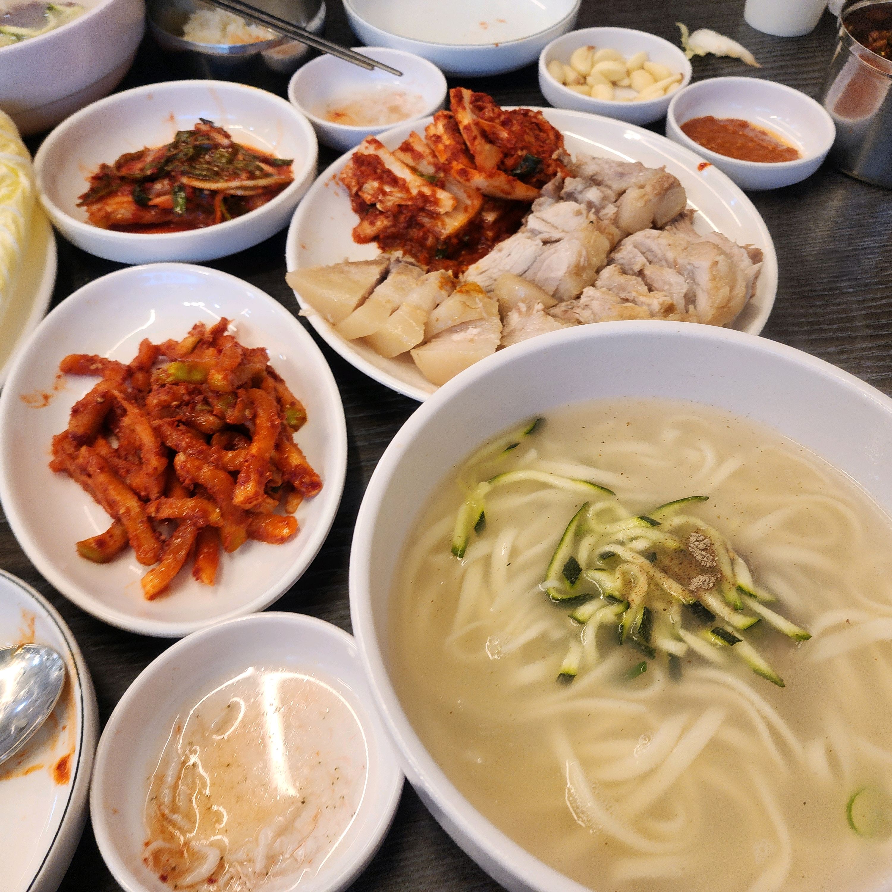 너무 기다려서 지침 - 성수 맛집 훼미리손칼국수보쌈