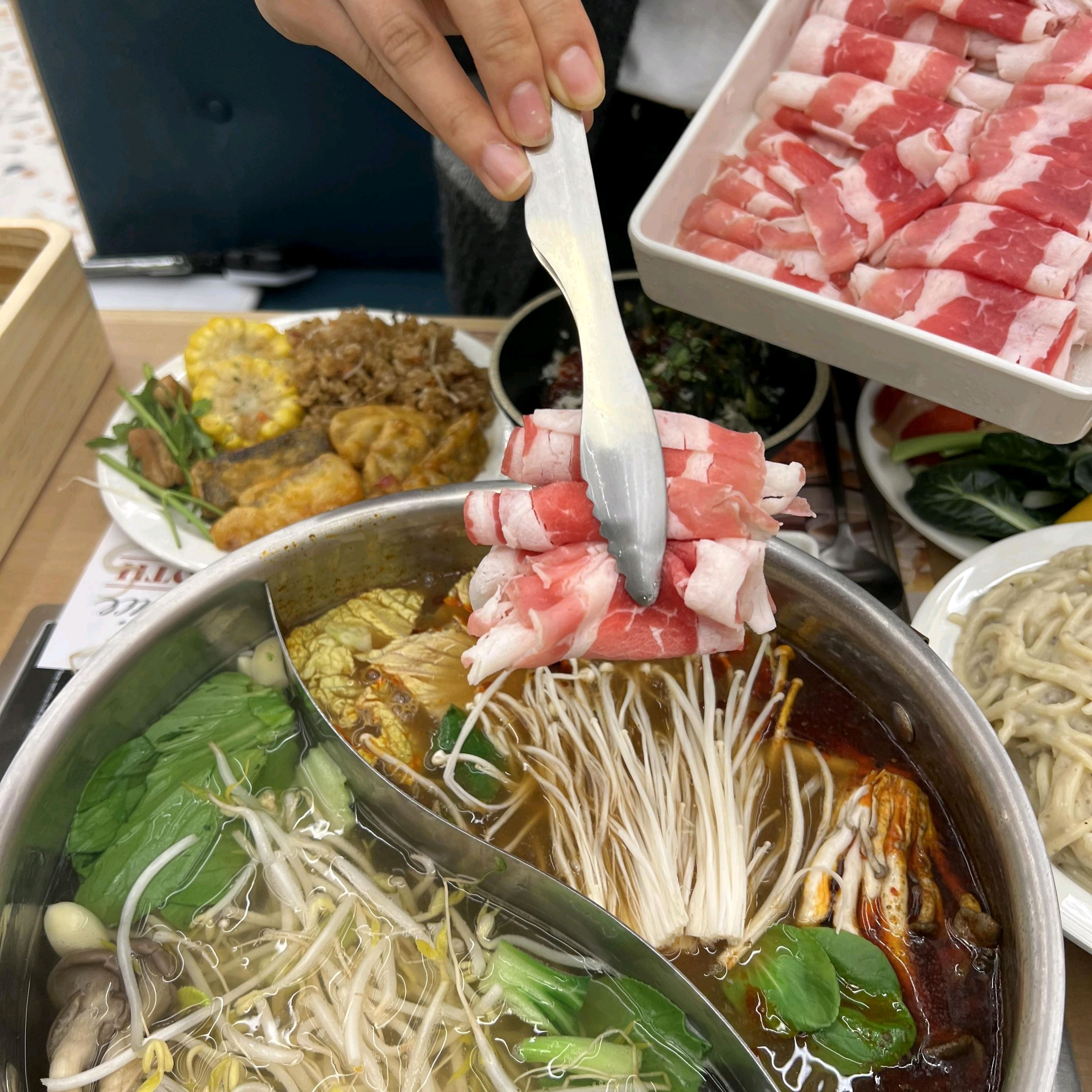 친구랑 같이 샤브 먹으러 갔는데 소고기 샤브가 정말 맛있네요 육수도 진하고 야채도 신선해서
