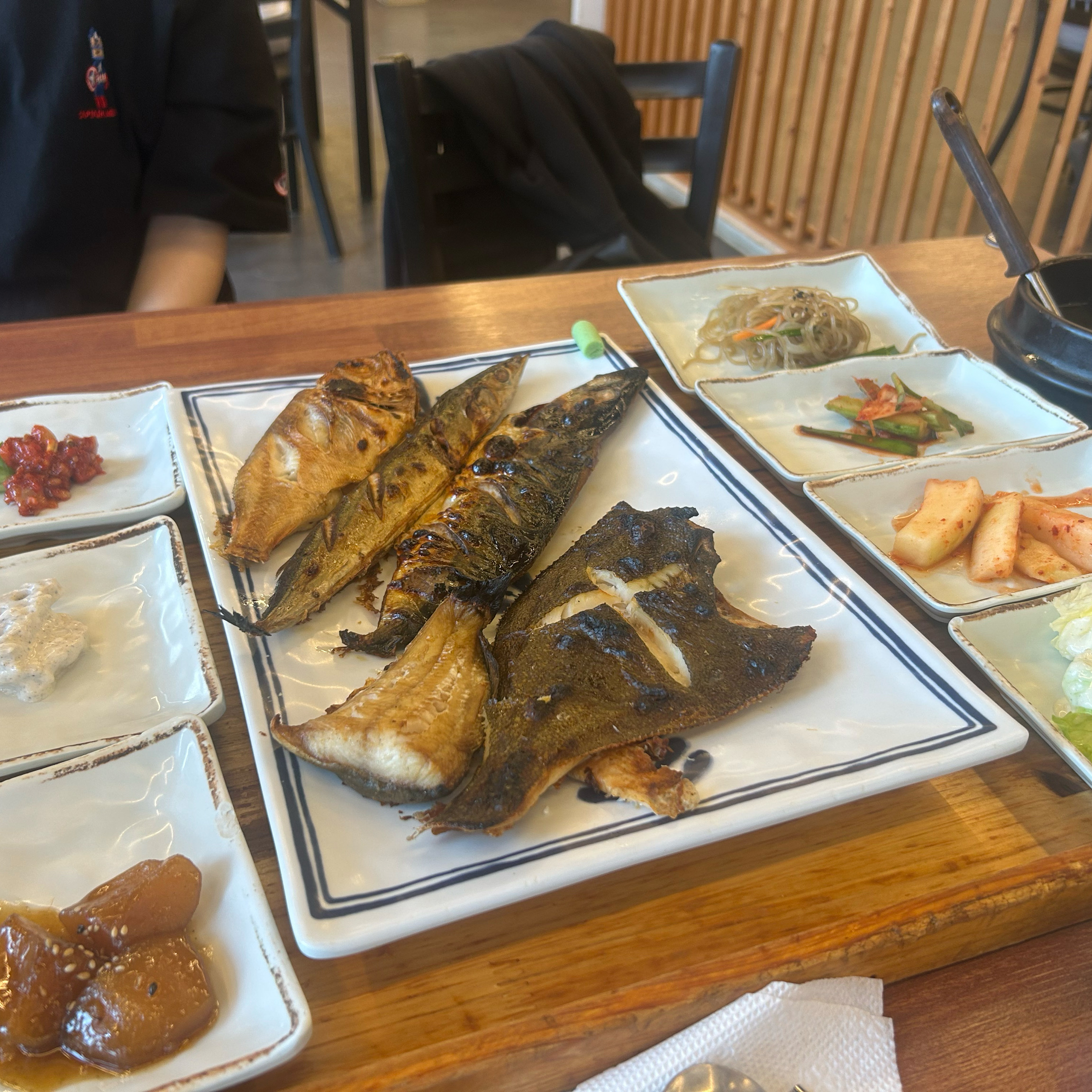 검색에 평이 좋아 방문했는데 솥밥 종류도 많고 괜찮아요~ 생선도 종류별로 맛볼수있어서 좋아