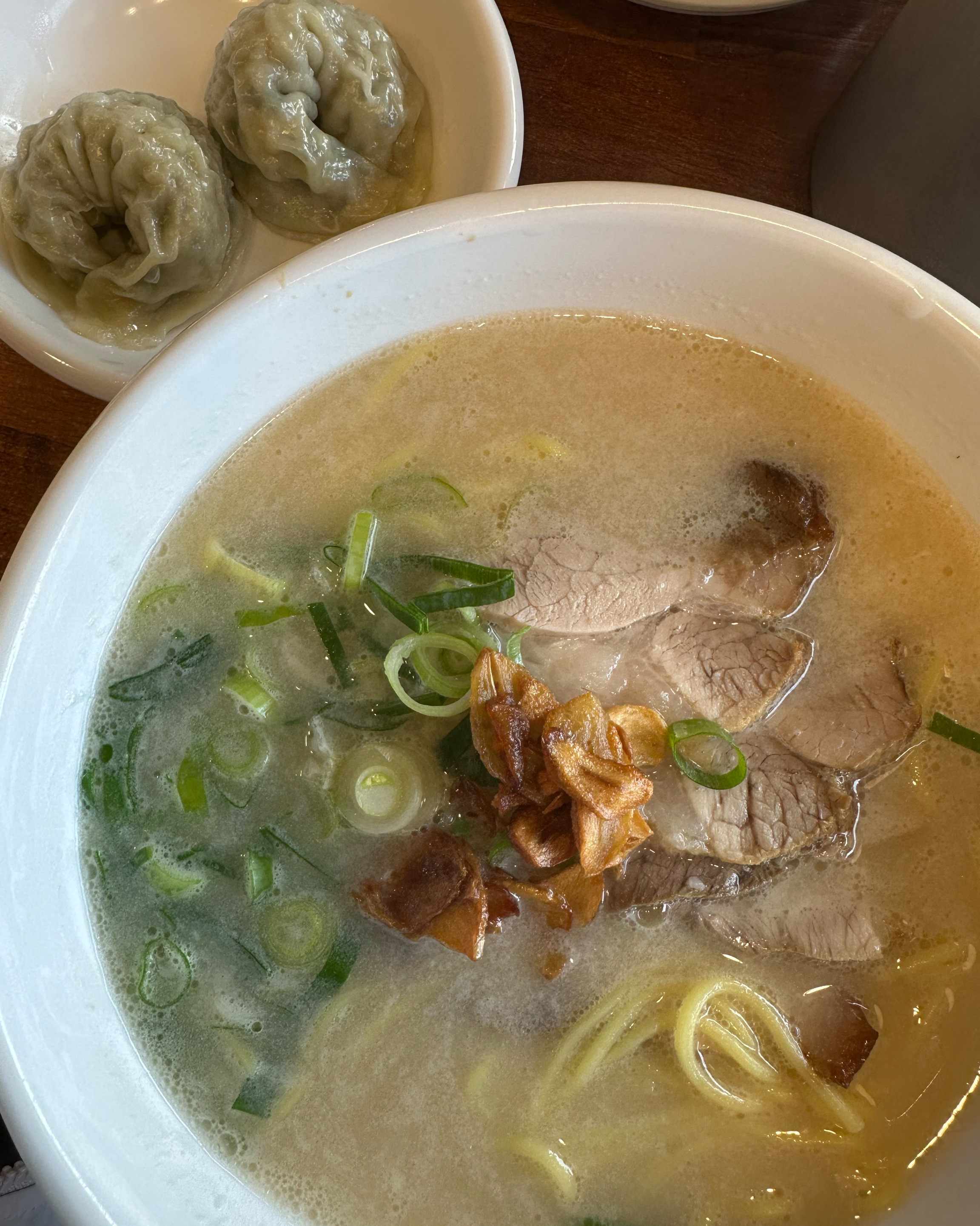 제주도 오면 고기국수 한 끼는 꼭 먹는데 먹어봤던 식당 중에 제일 맛있었어요! 원래 먹다보