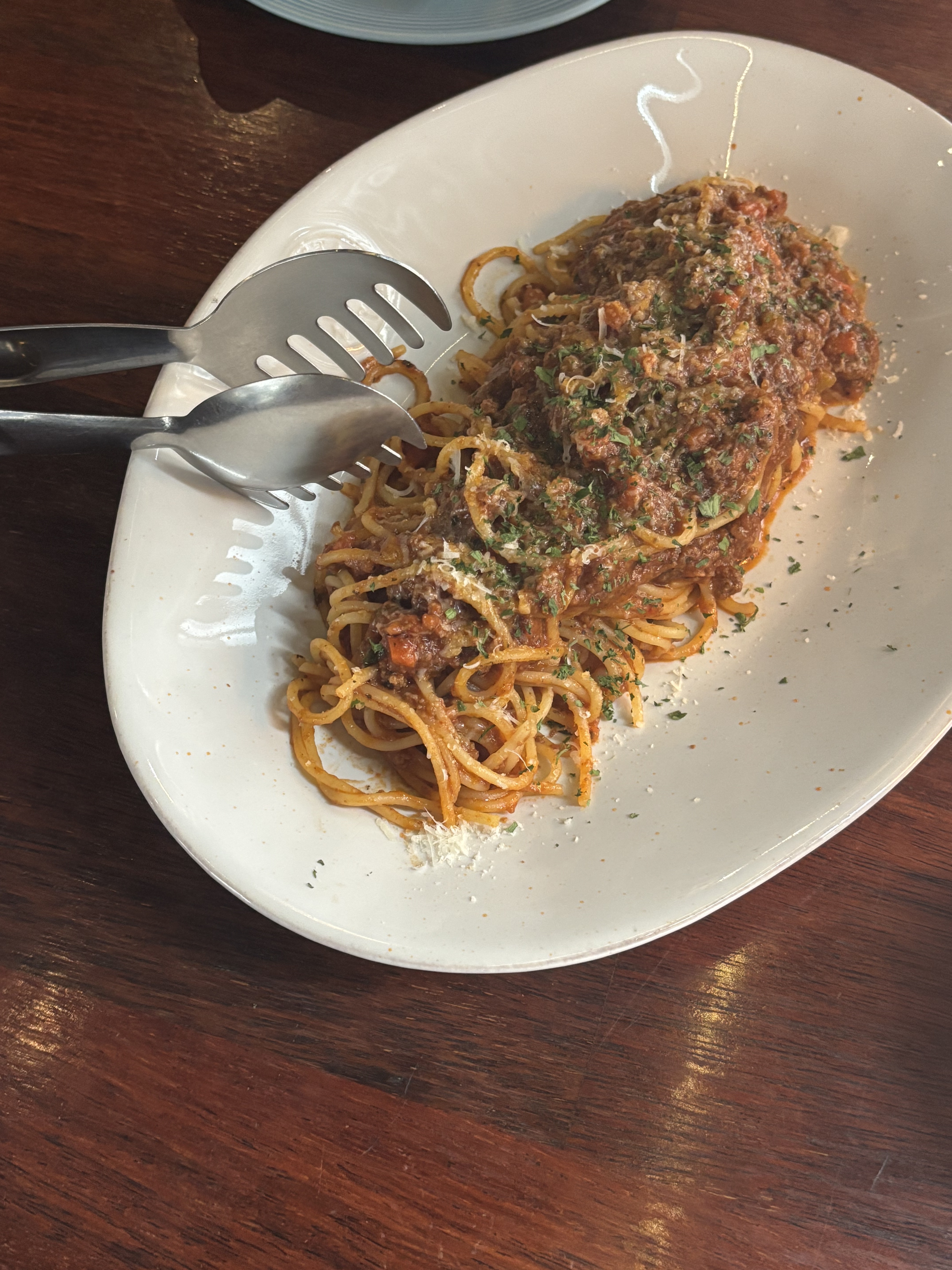 저녁에 데이트하러 왔는데 매장 분위기가 차분하고 좋아요. 디너 세트하면 가격도 괜찮게 즐기