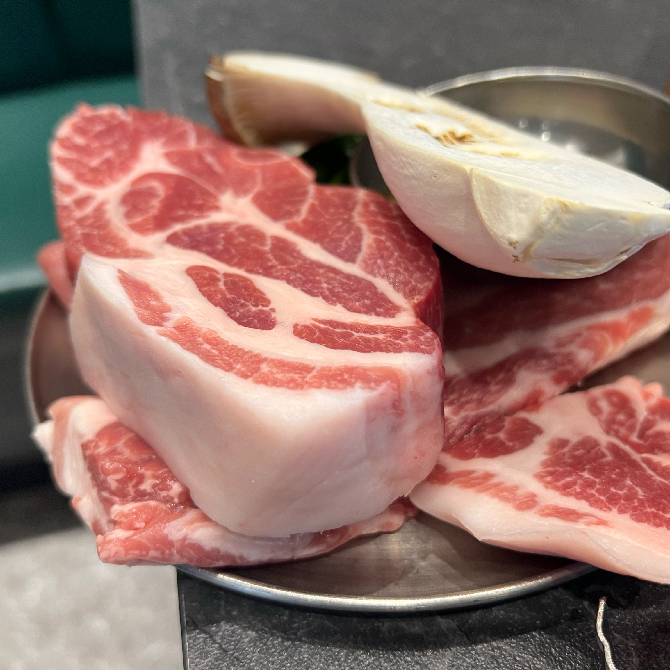 정말 만족스러운 식사였습니다. 고기는 보이는 것처럼 질이 좋고 맛있었습니다. 계란찜, 누룽