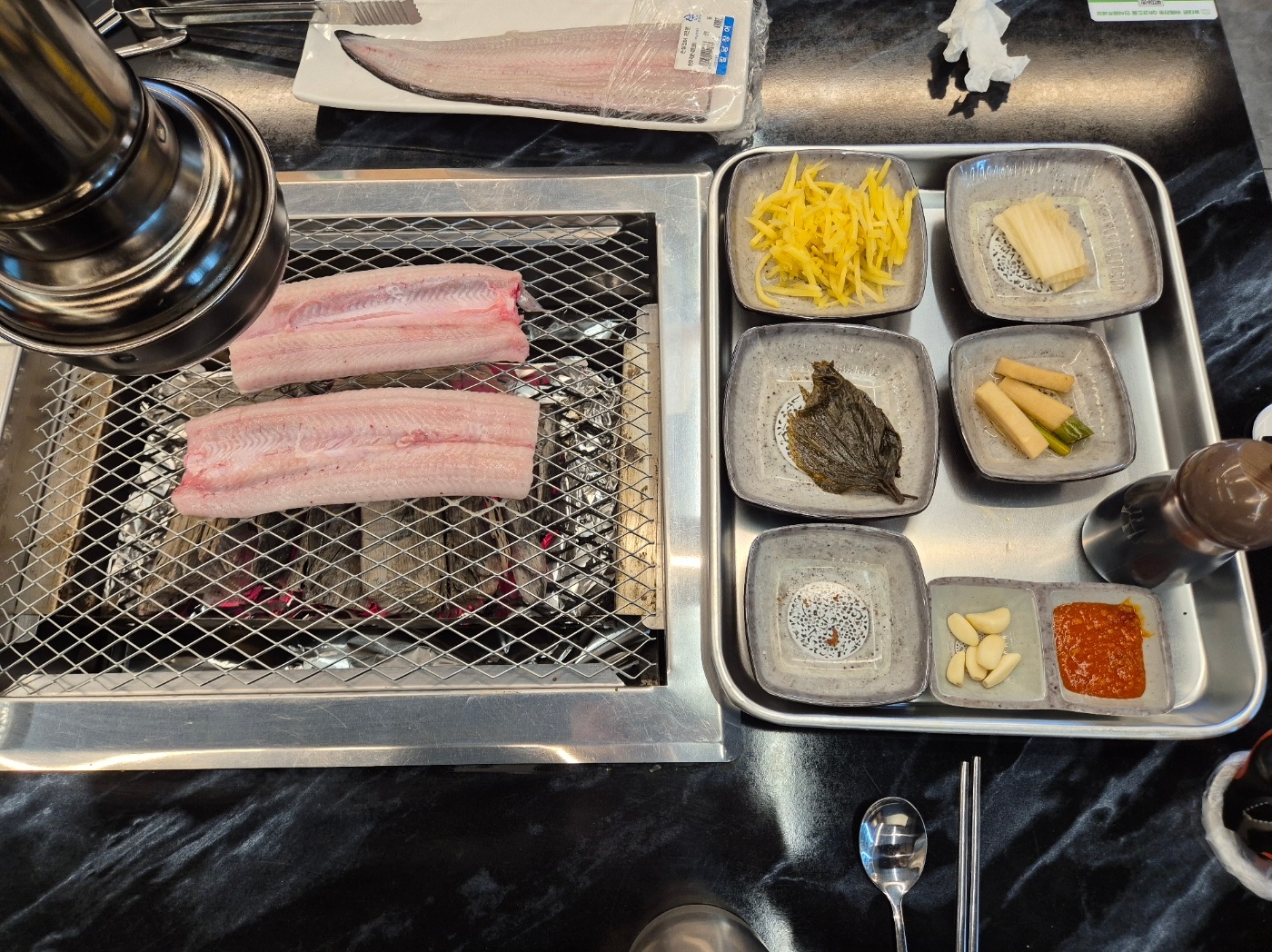 장어즙 서비스로 주시네요^^ 먼저 장어를 골라서 선결제해야되요~ 널직해서 좋아요. 7세 남