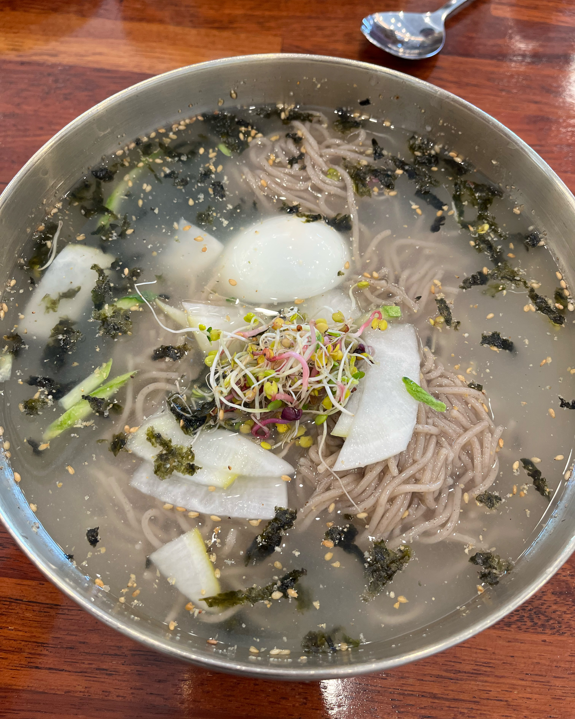 급하게 먹는다고 가위로 자르고 쓰게 됐네요.. ㅎㅎ - 인천 맛집 서도막국수