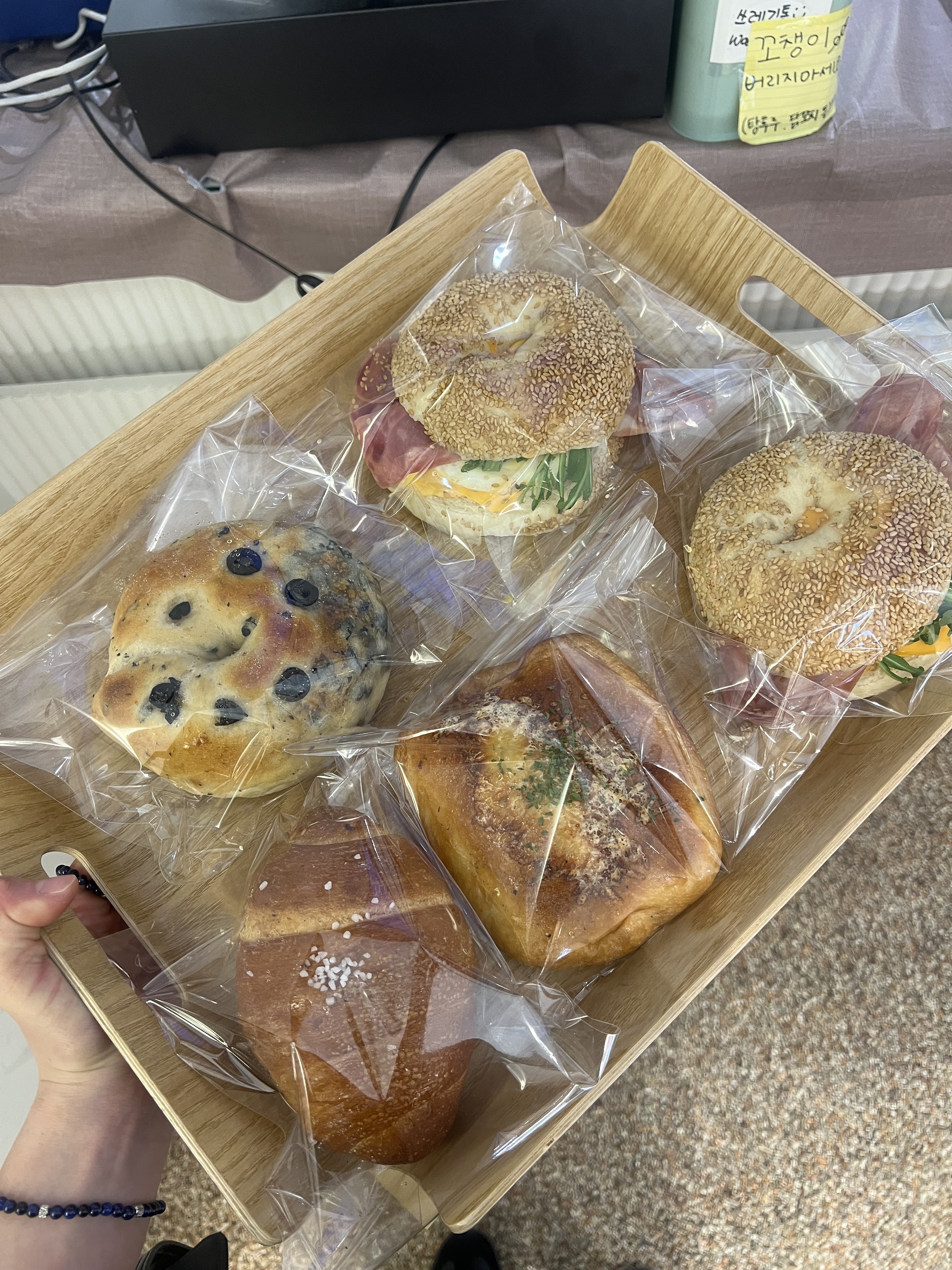 저번에 올리브 폭탄 베이글 맛있어서 재방문했어요!!!쫄깃하고 속재료도 낭낭해용 ㅎㅎ - 대구 맛집 버터베이크