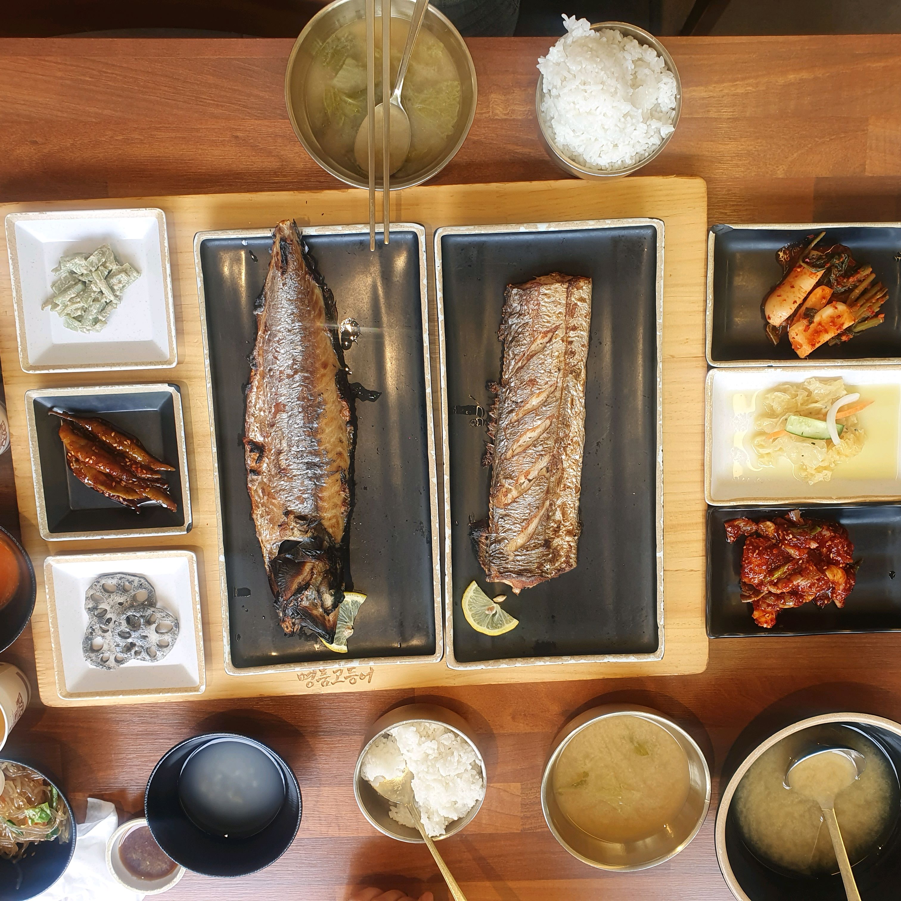 전반적으로 다 맛있어요! 셀프 반찬으로 잡채와 떡볶이가 너무 맛있네요~ - 인천 맛집 명품 화덕 고등어 본점