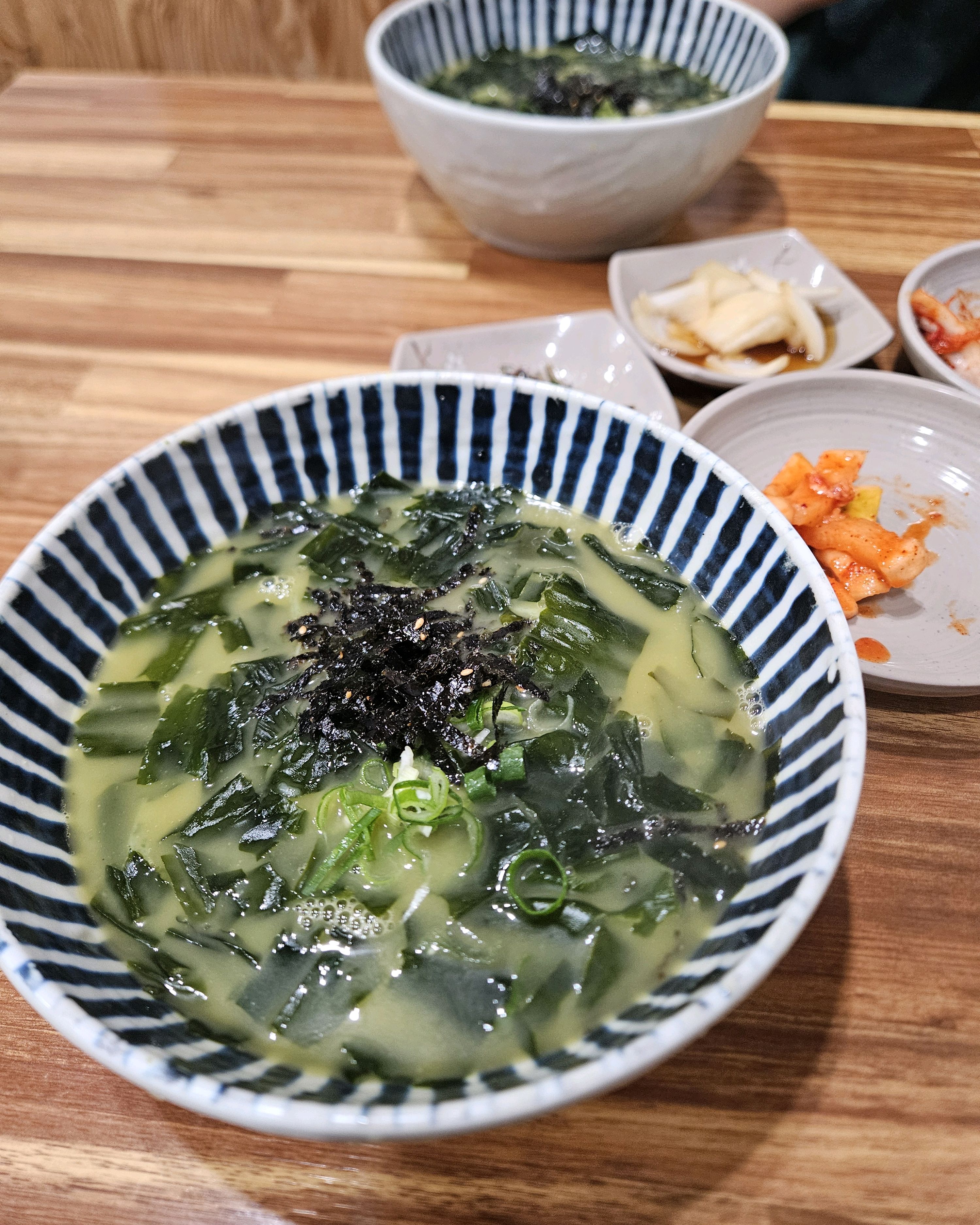 국물 맛이👍👍 - 제주 맛집 신제주보말칼국수 제주본점