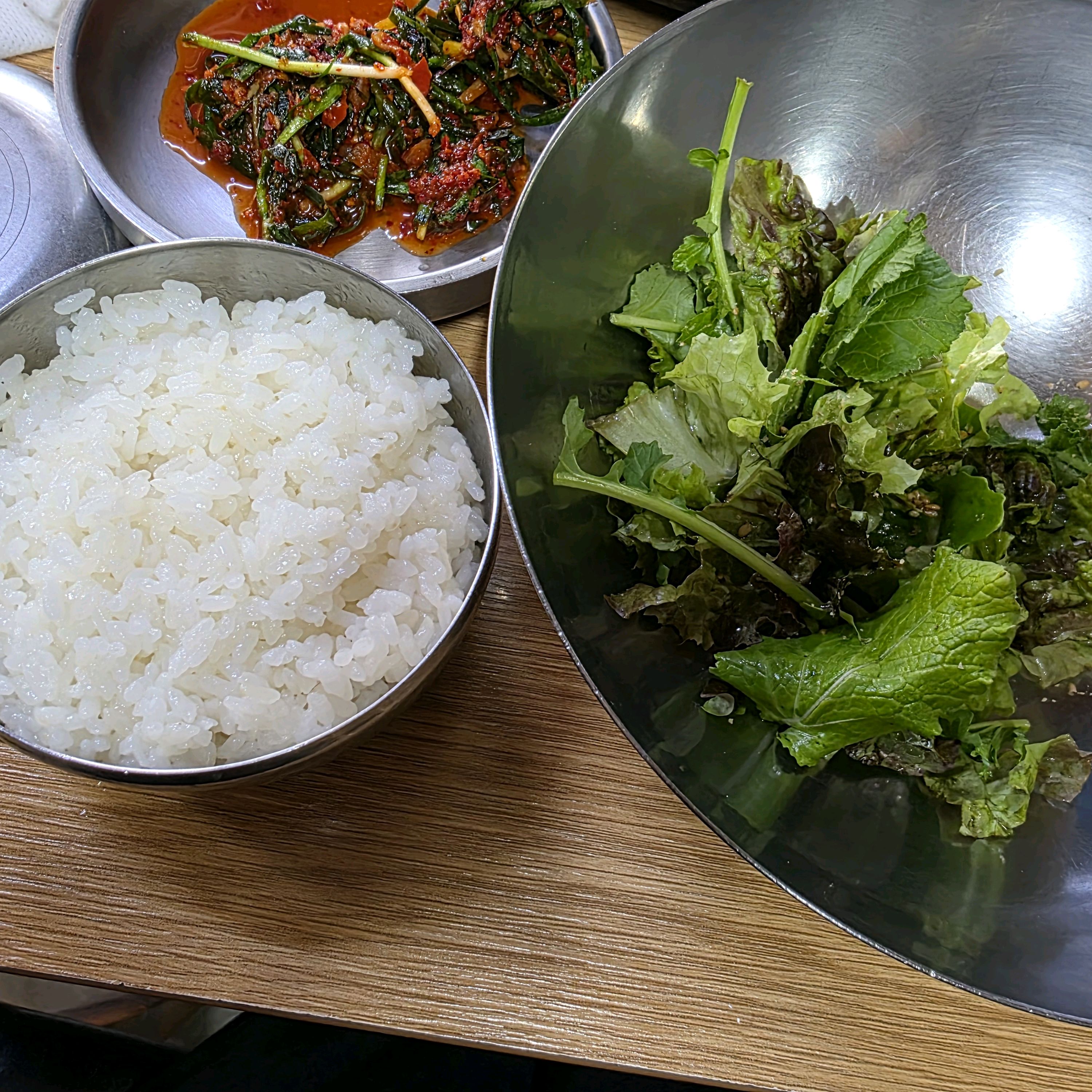 이집은 고기 된찌 밑반찬 전부 손수 만드신 정성가득하고 건강한맛인데도 맛있네요  아주 잘먹