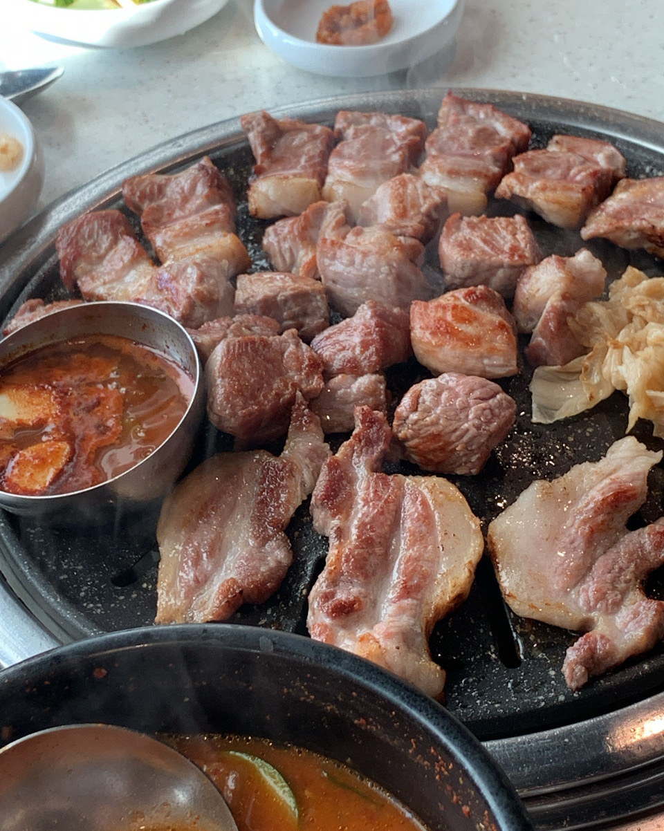 고기도 직접 꾸워주시고 양도 많고 다시마밥이 정말 너무 맛있었어요!! 물론 고기도요🩷🤤 잘