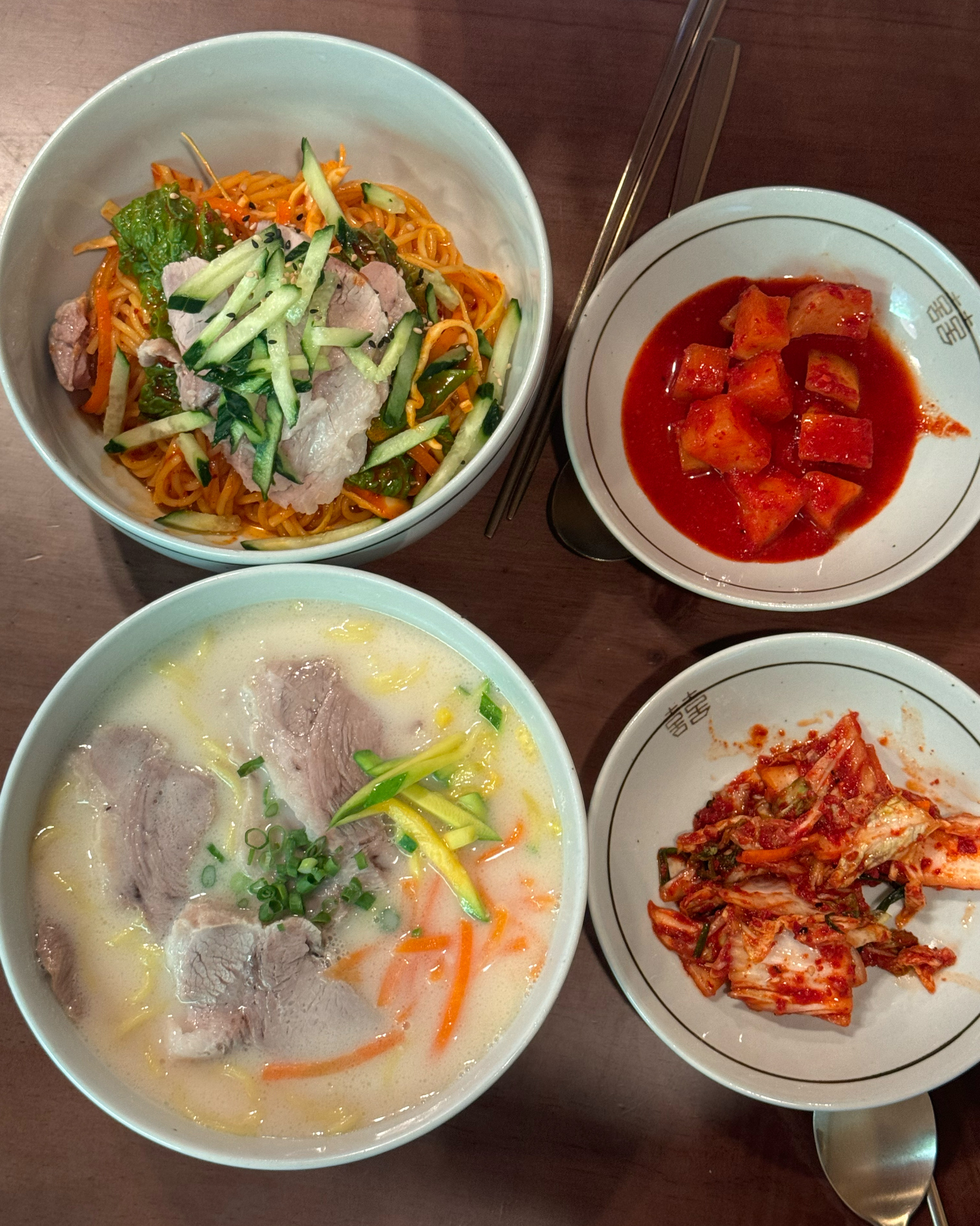 고기국수 담백하니 너무 맛있고 고기 잡내가 하나도 안나요 비빔국수는 기대안했는데 새콤달콤 