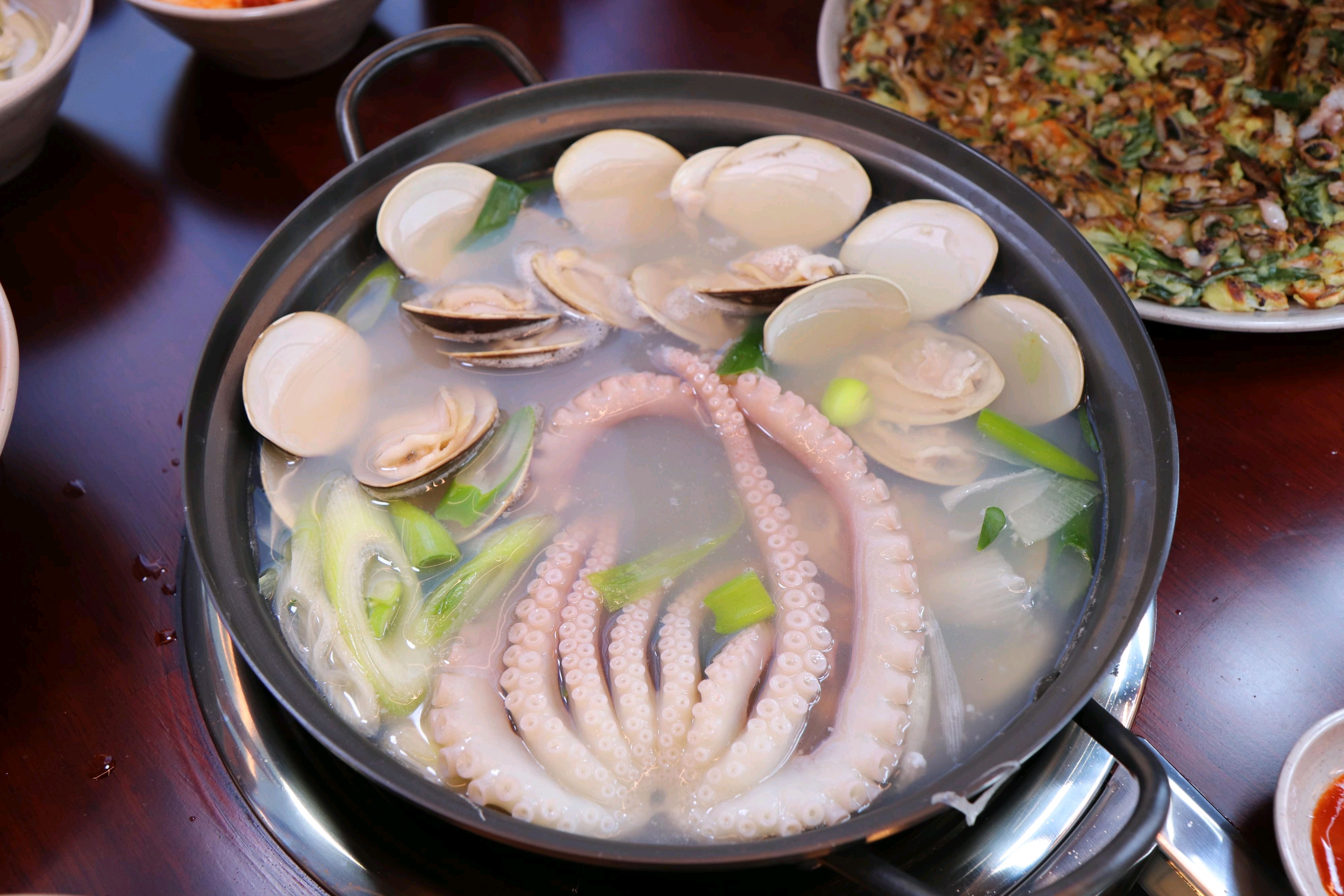 건강한 한우로 만든 요리가 정말 맛있네요. 백합칼국수는 국물이 깔끔하고 수제비는 식감이 살