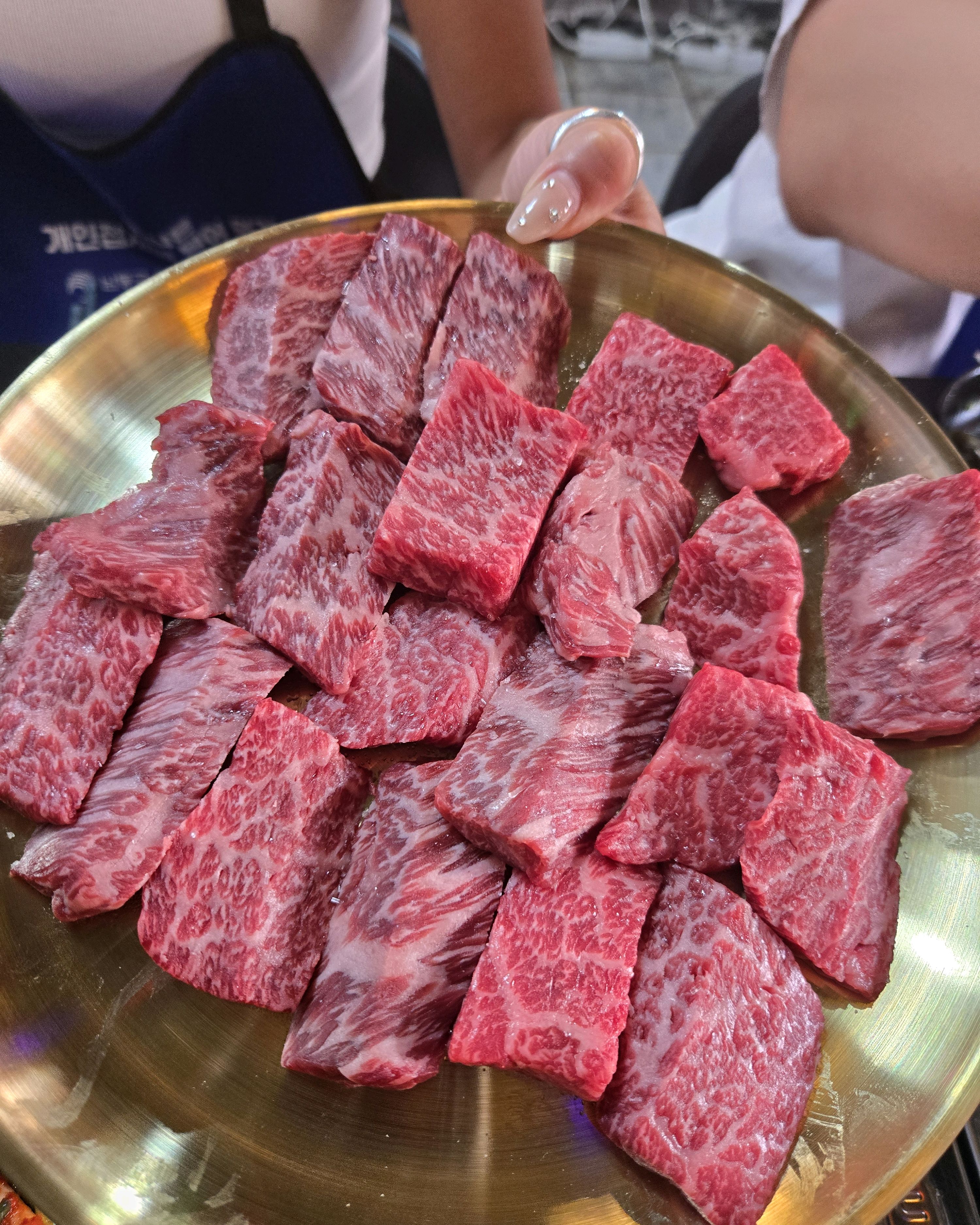 여기 처음와봤는데 진짜 맛있고 - 인천 맛집 본진삼겹살 구월본점