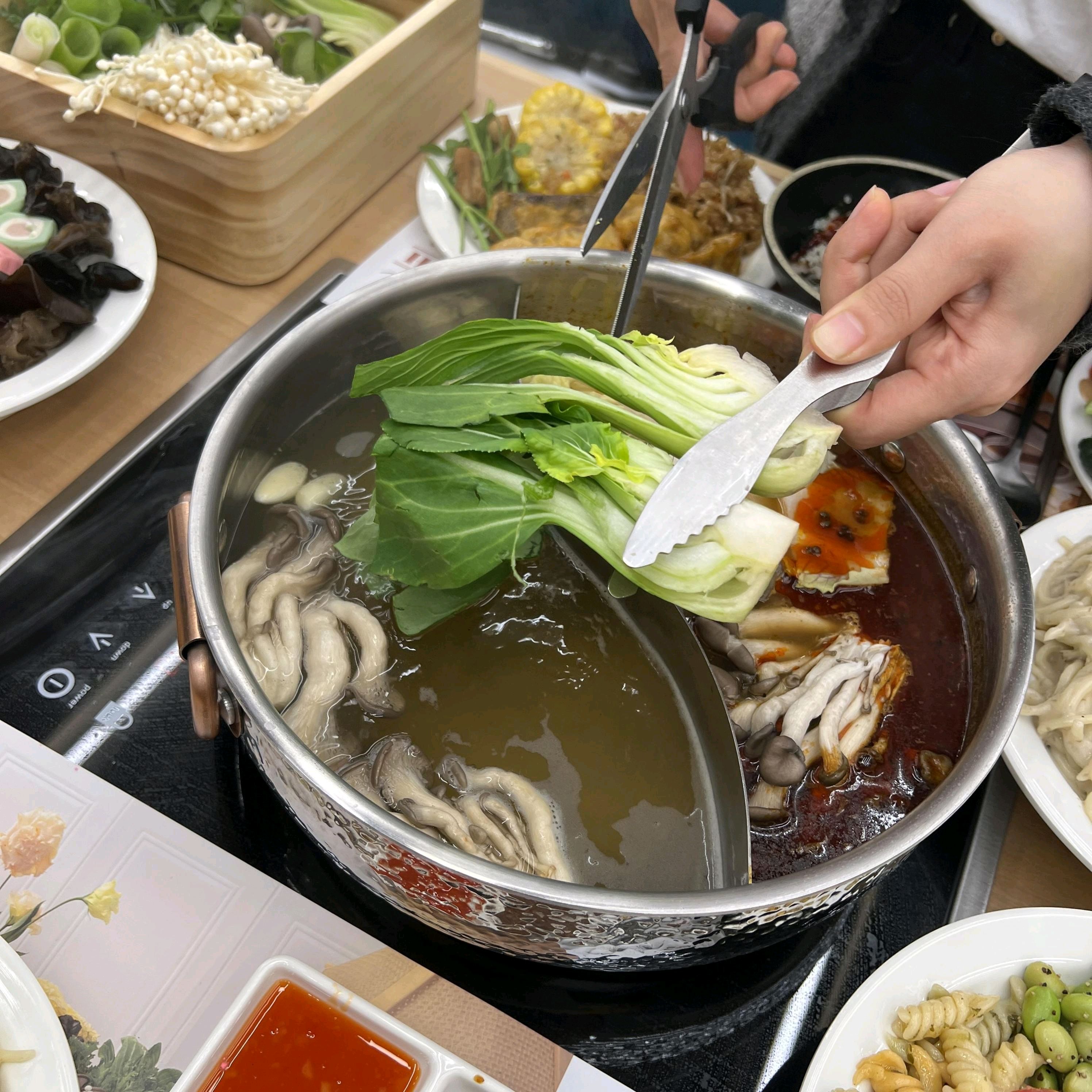 샤브샤브 맛있었어요 무제한으로 더 먹을 수 있어서 좋았고 리버스탭도 있어서 애주가들한테도 