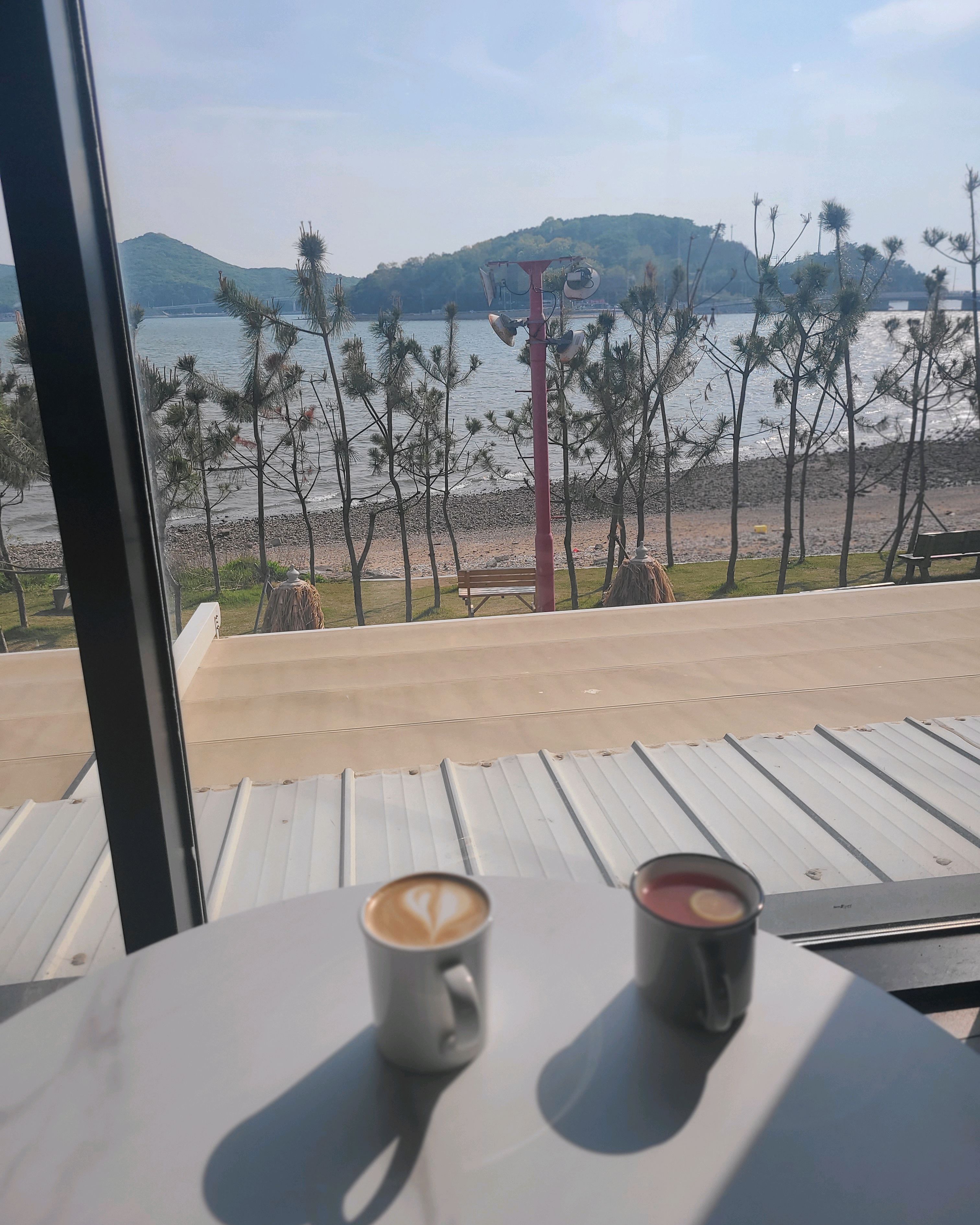 경치도 멋지고 빵 커피도 - 인천 맛집 셀럽