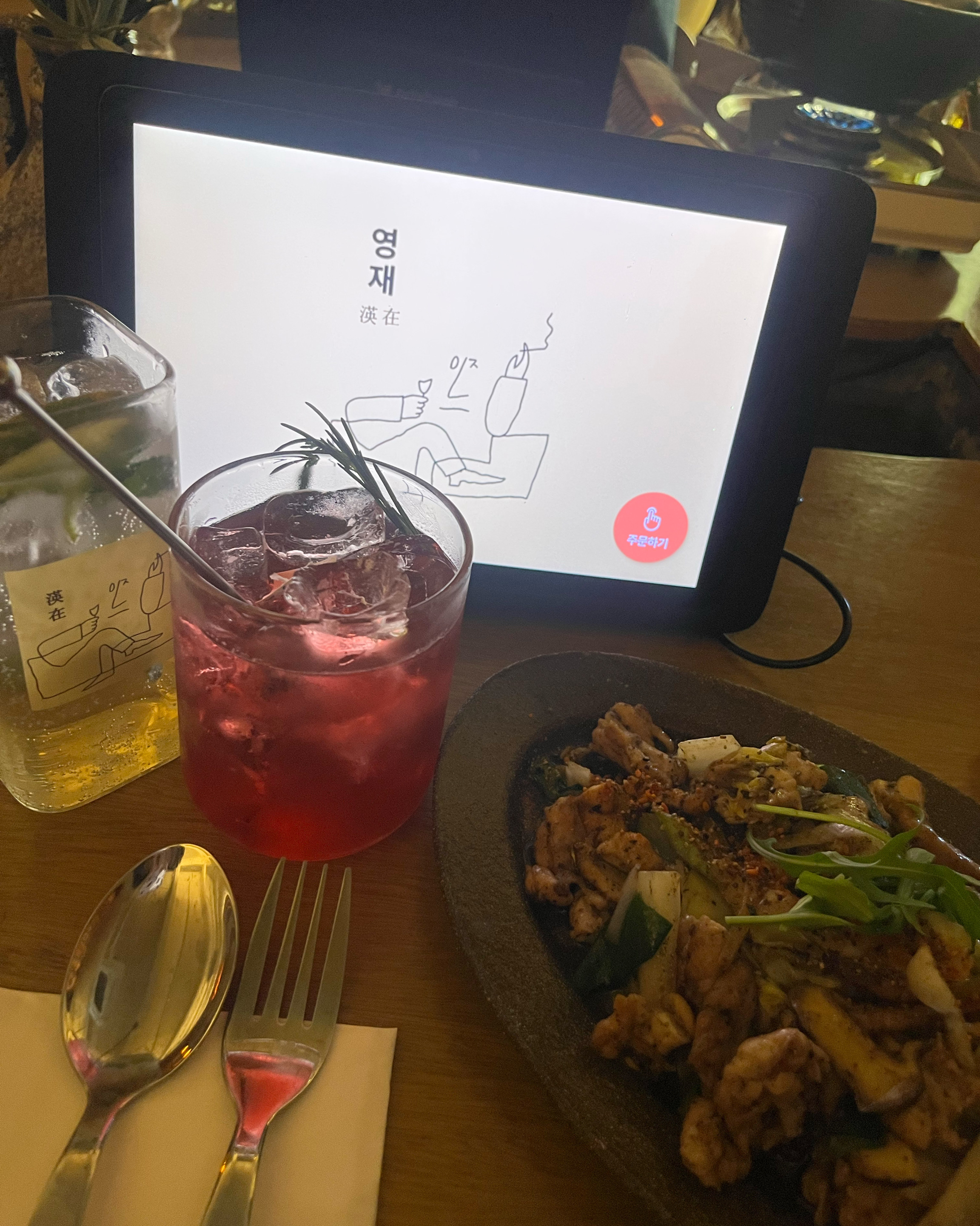 일단 직원분이 너무너무 친절하시고 신청곡도 틀어주셔서 너무 감동받았습니다🥺 안주도 너무너무