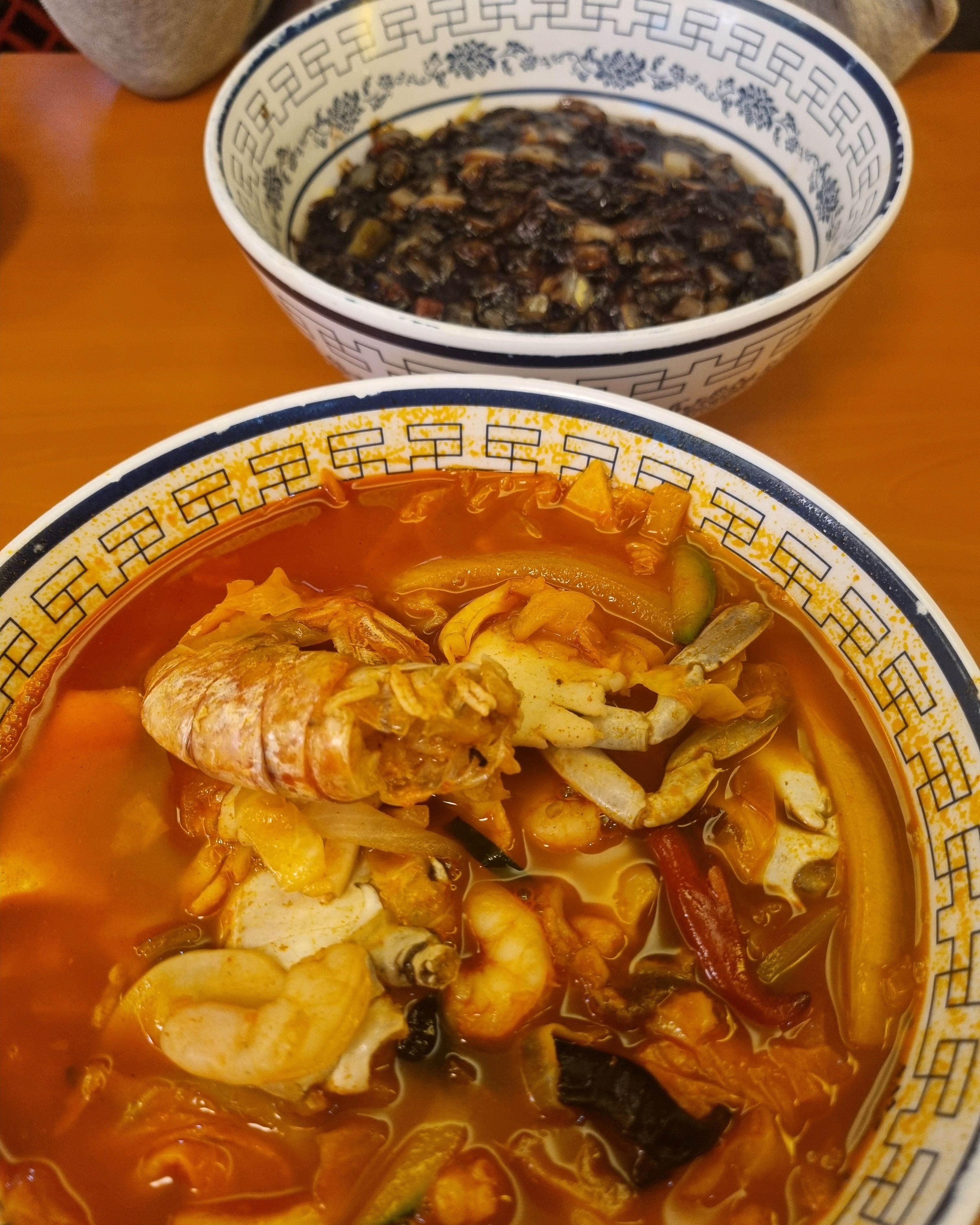 짬뽕이 일반중국집짬뽕과 다르게 국물에서 해물육수맛이 많이 나고 깔끔해서 즐겨찾게 되는곳입니