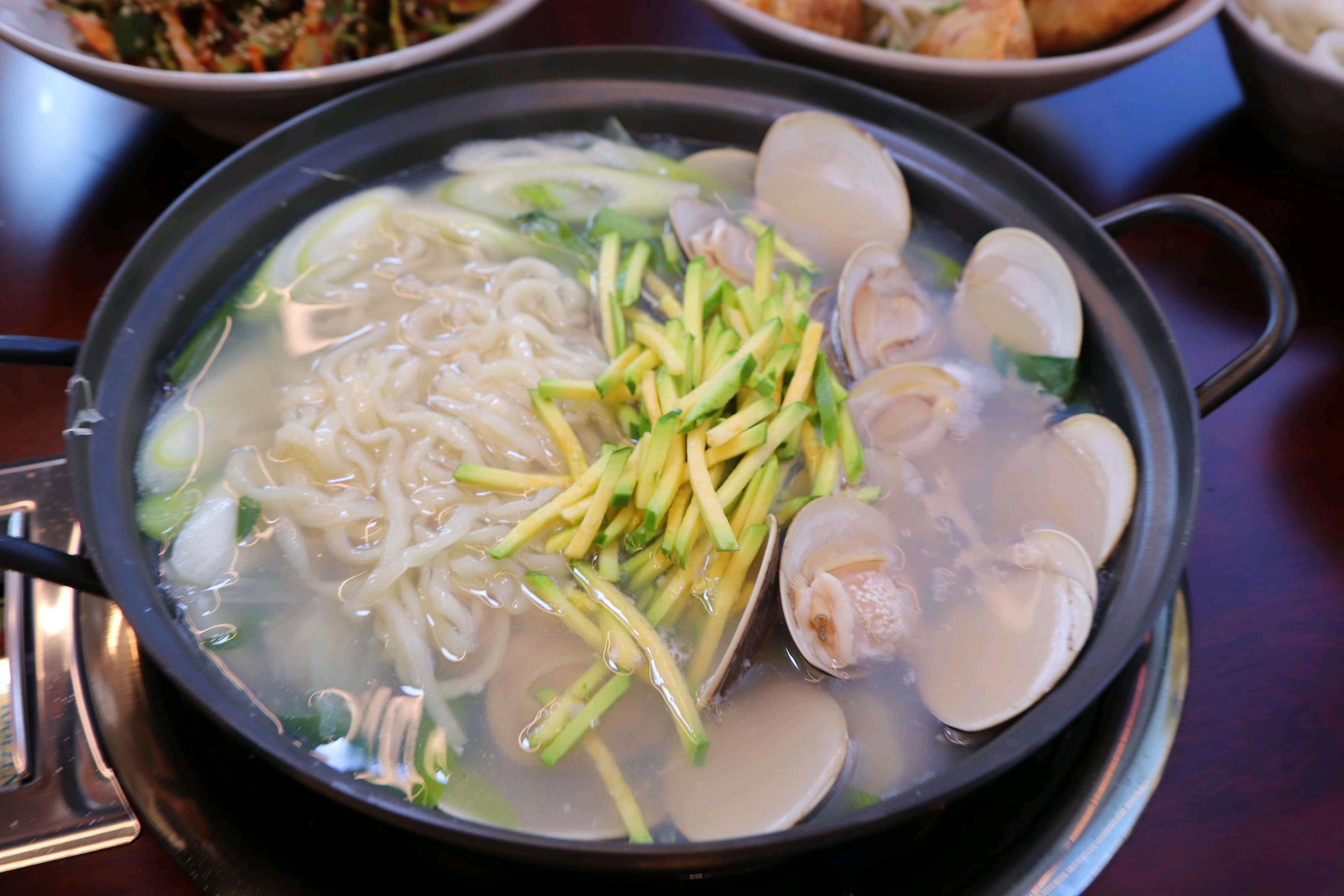 칼국수 진짜 맛있네요 면발이 쫄깃하고 육수가 깔끔해서 좋아요 직원분도 친절하고 다음에 또 