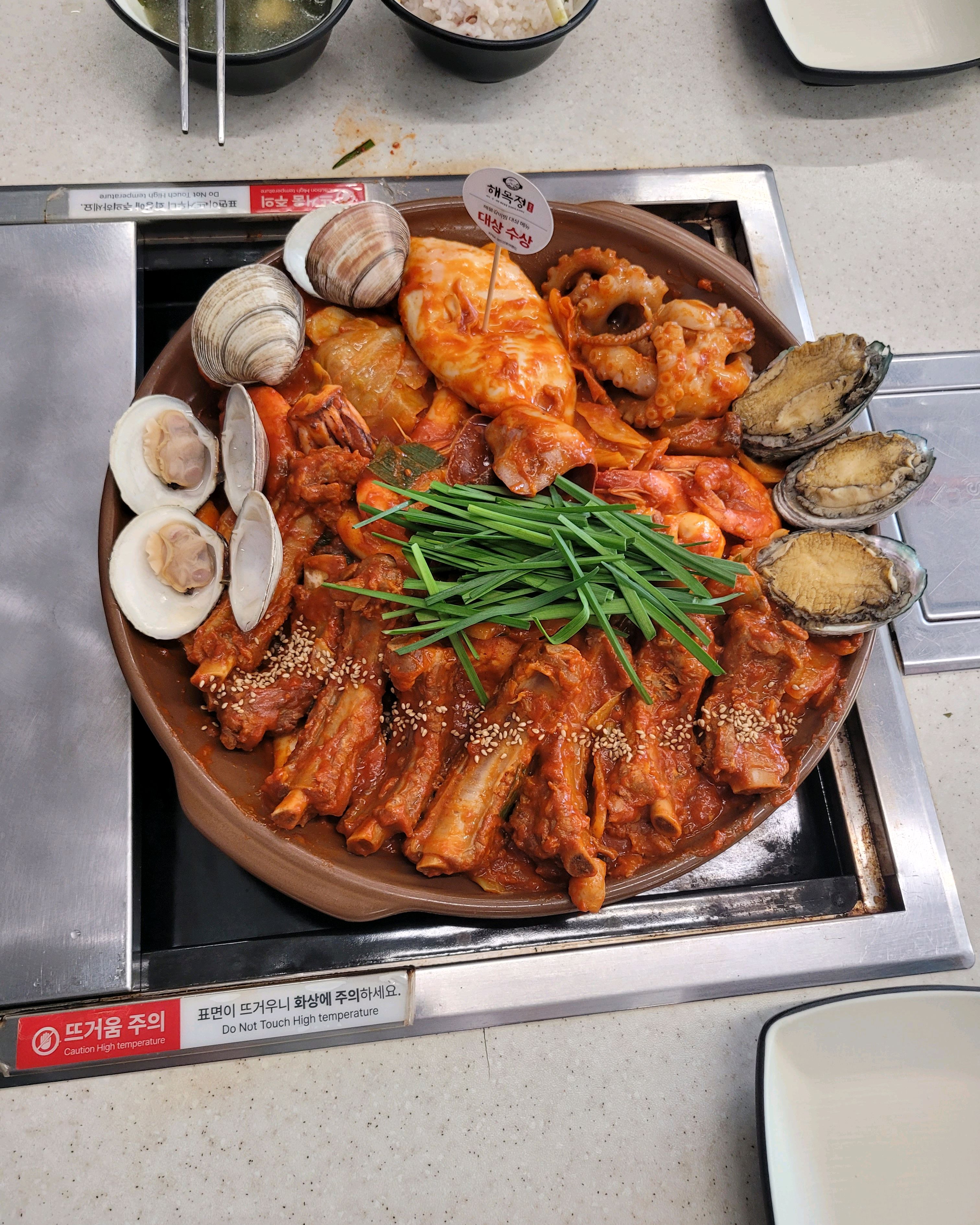 일단 반찬이 아주 신선하고 맛이 좋았고 덥다고 하니 사장님께서 선풍기까지 가져다 주셨습니다