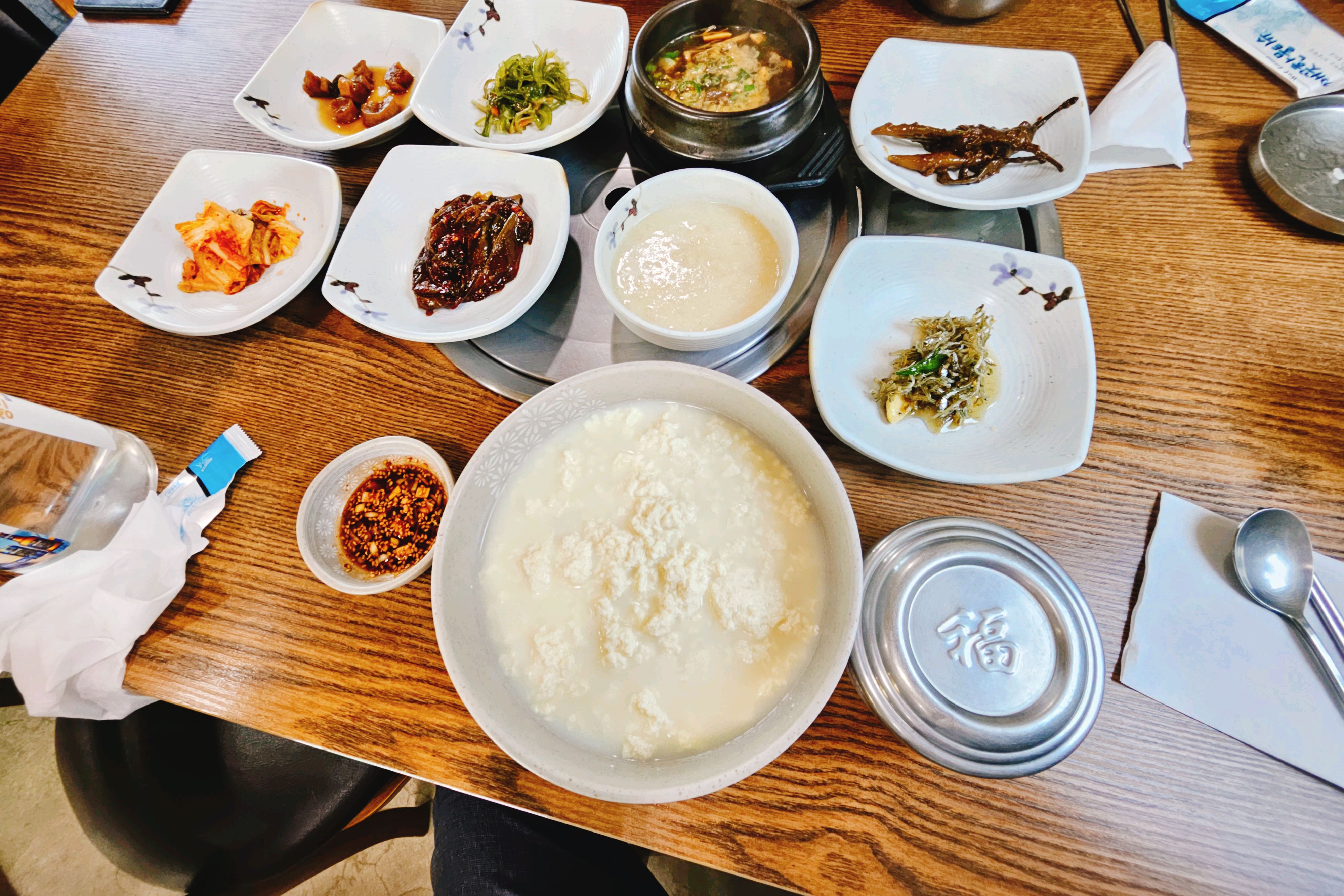 어느샌가 순두부 하면 짬뽕 순두부로 인식이 됐는데 간만에 진짜 순두부 백반 먹었습니다. 담