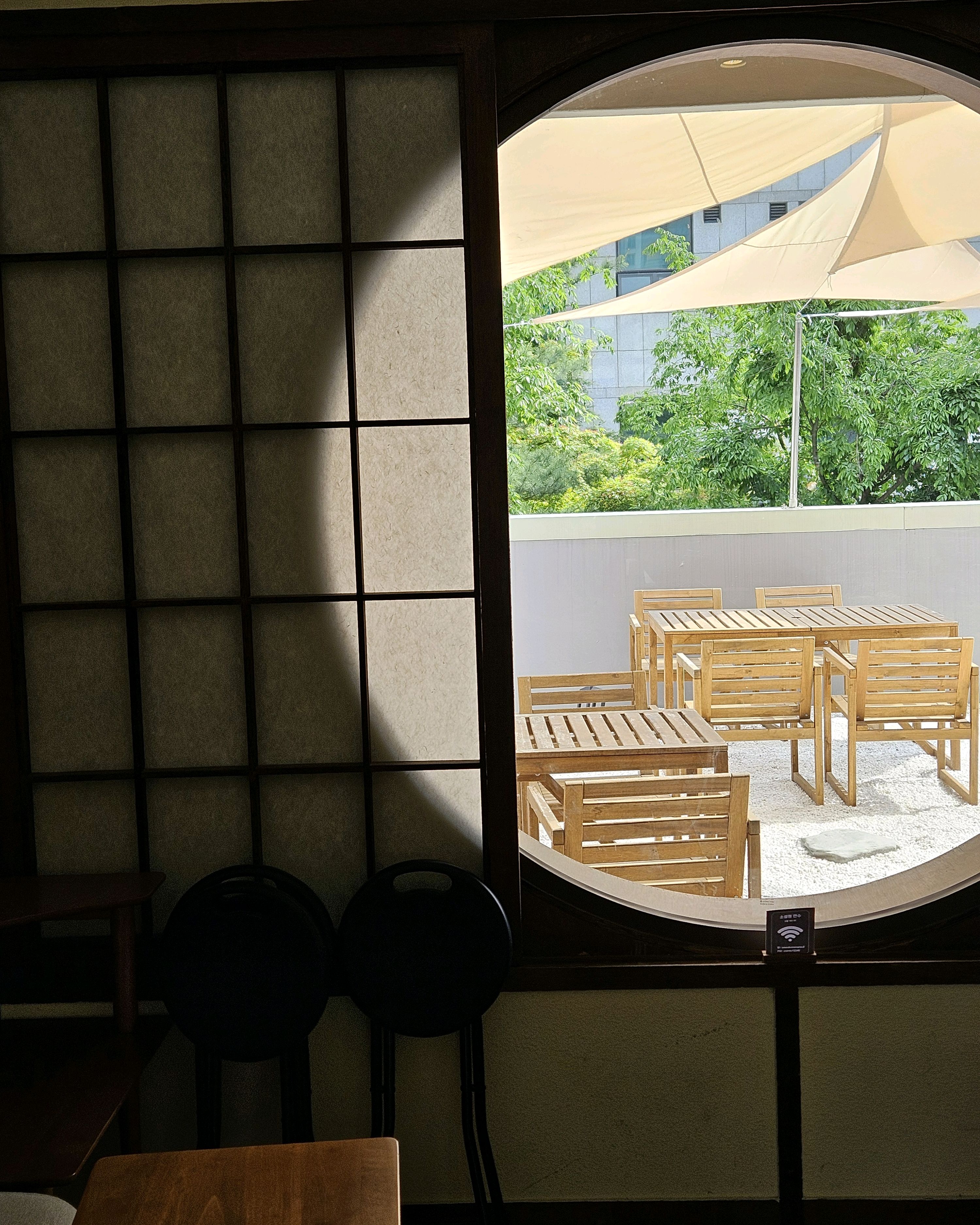 다다미방도 있어요 일본 감성 카페입니다 안쪽에 계곡 평상 느낌 좌석도 있네요 음료도 다 맛