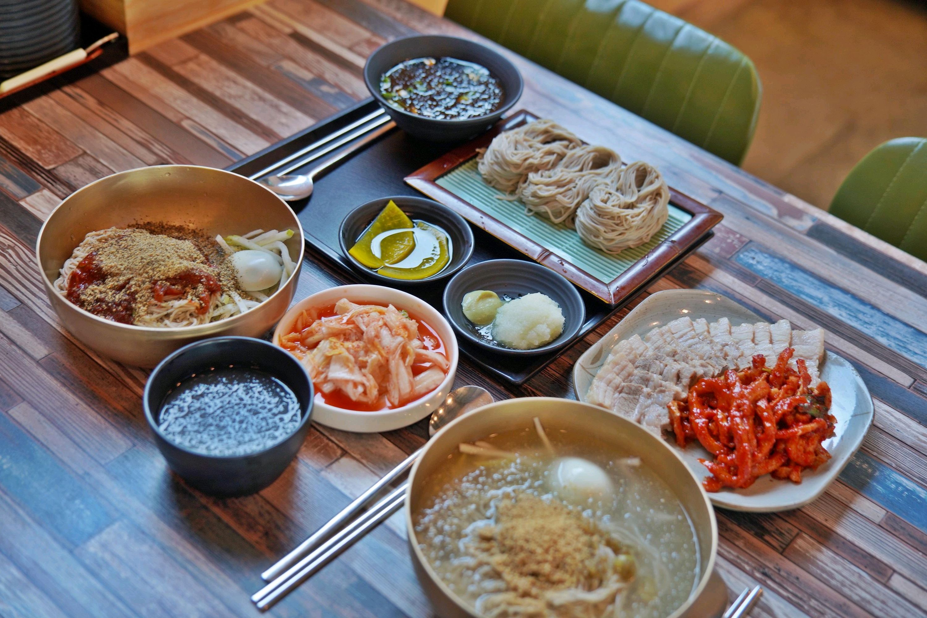 메밀면이 정말 쫄깃하고 식감이 좋네요 신선한 동치미육수에 들깨향까지 더해져서 시원하고 담백
