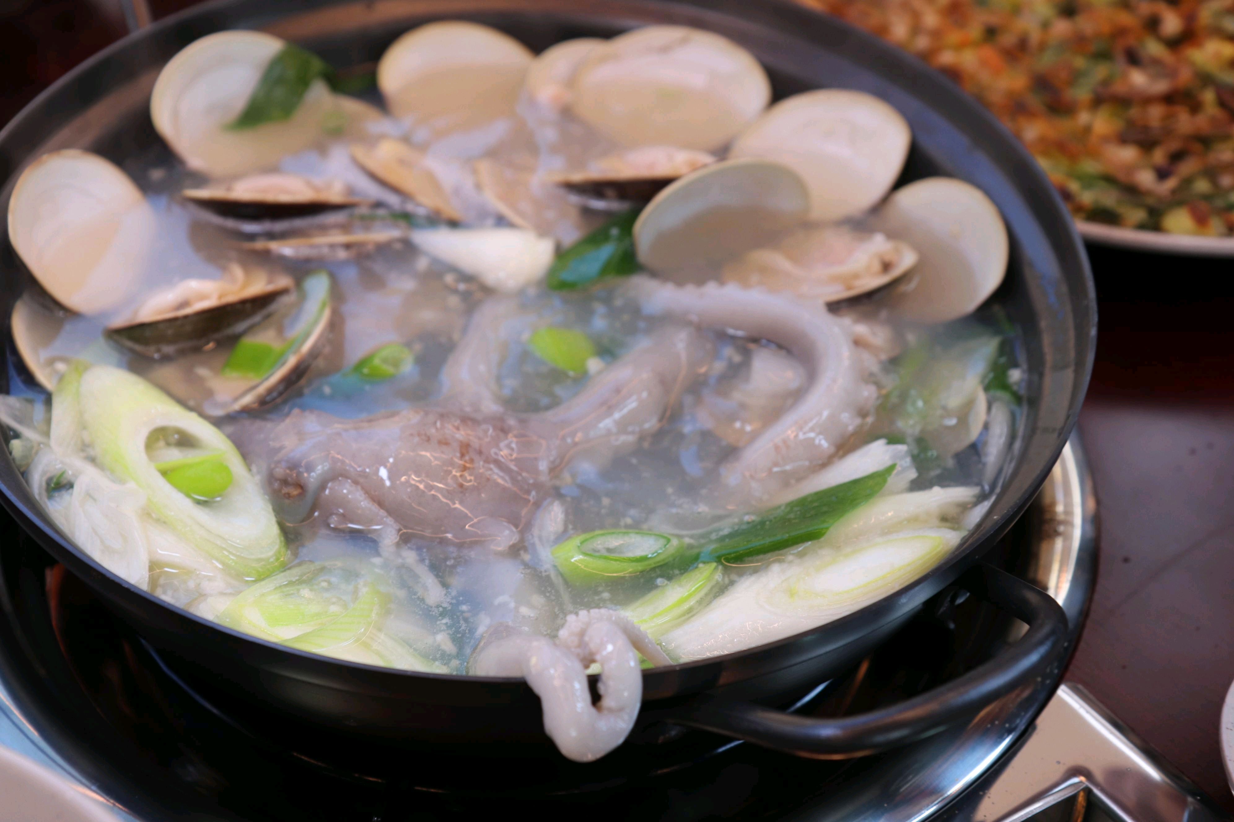 따뜻한 국물에 수제비 먹고 싶은 날이었는데 차돌수제비 담백한 버전으로 먹었어요 온몸이 따뜻