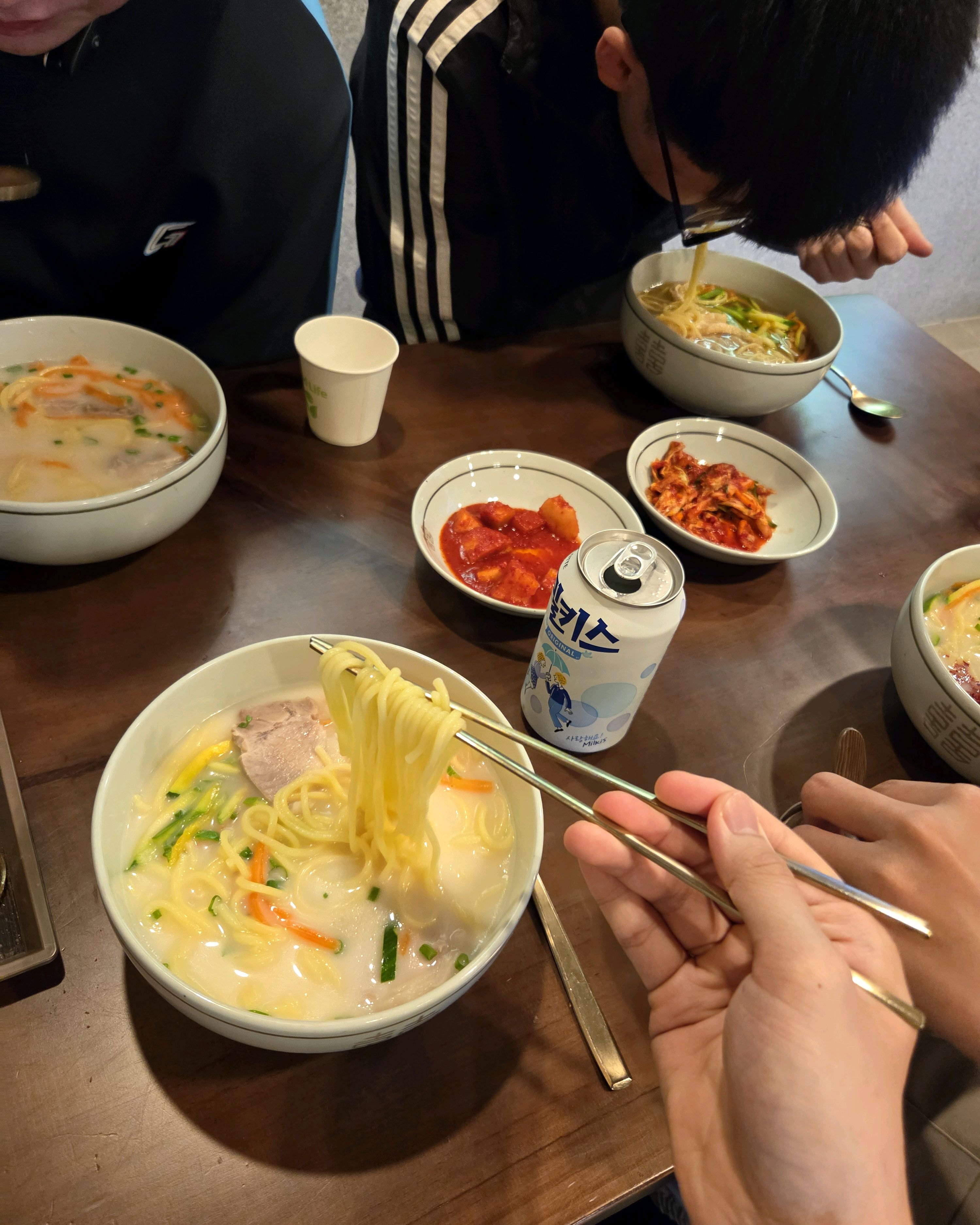 너무 맛있어서 머리 박고 먹었습니다 - 제주 맛집 장수국수 본점