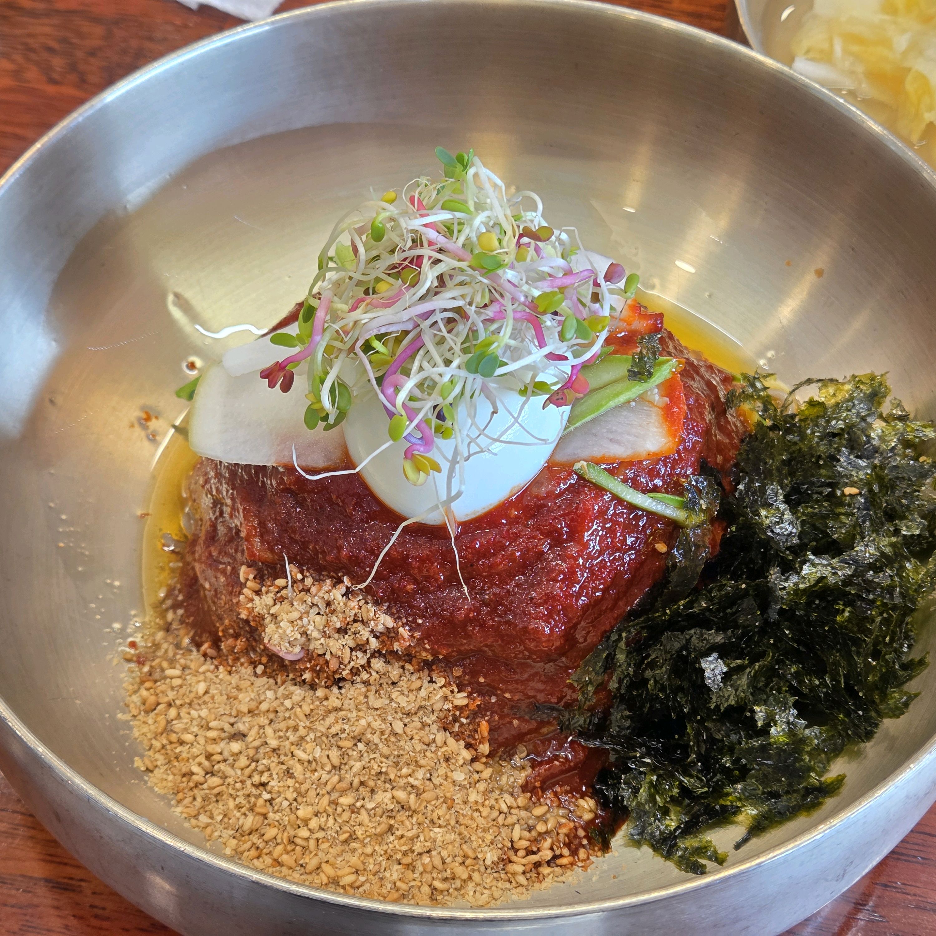 비빔막국수에 양념이 다 되어나오는데 너무맛있고 깨가 듬뿍들어있어서 고소해요. 설탕식초겨자도