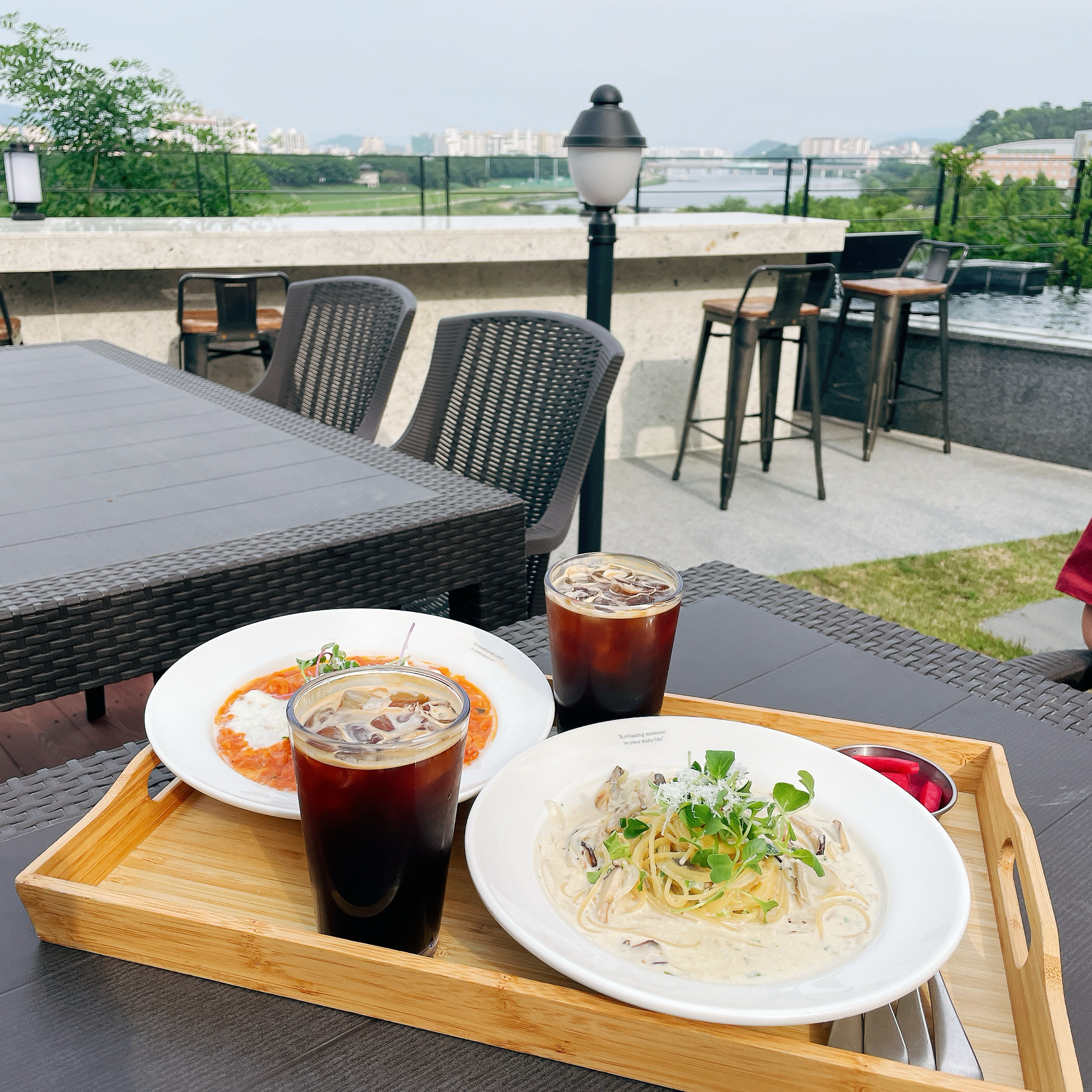 뷰좋은곳에 좋은사람과함께 맛있는거 먹으니 너무 좋아요~ - 대구 맛집 카페 폰즈