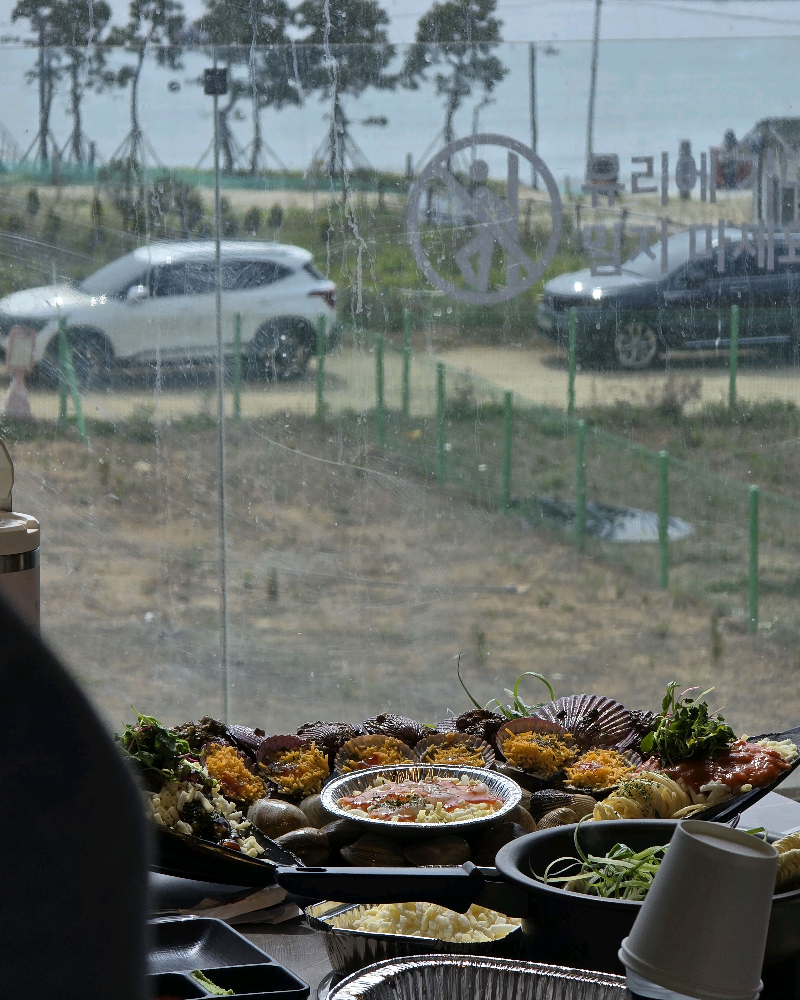맛있어요. 양도 많고 특히 버터 새우 맛있어요 꼬막도 - 인천 맛집 청춘조개 을왕리본점