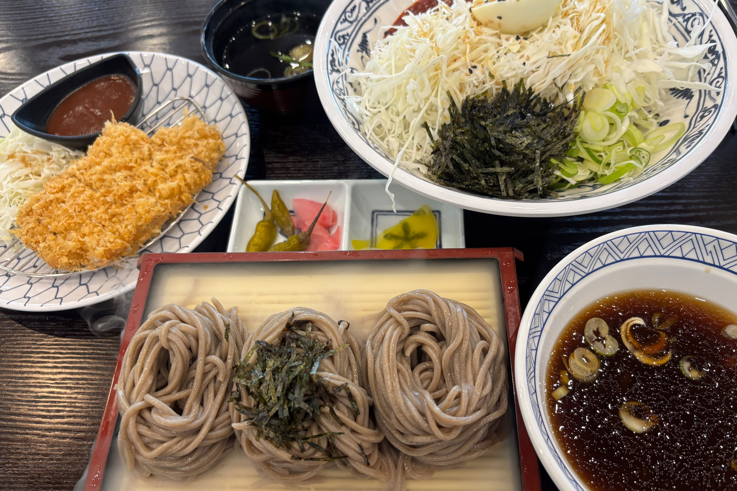 양도 푸짐하고 가격도 착하고 맛있어요!! 점심시간에 오니까 사람이 많네요 ㅎㅎ 그럼에도 재