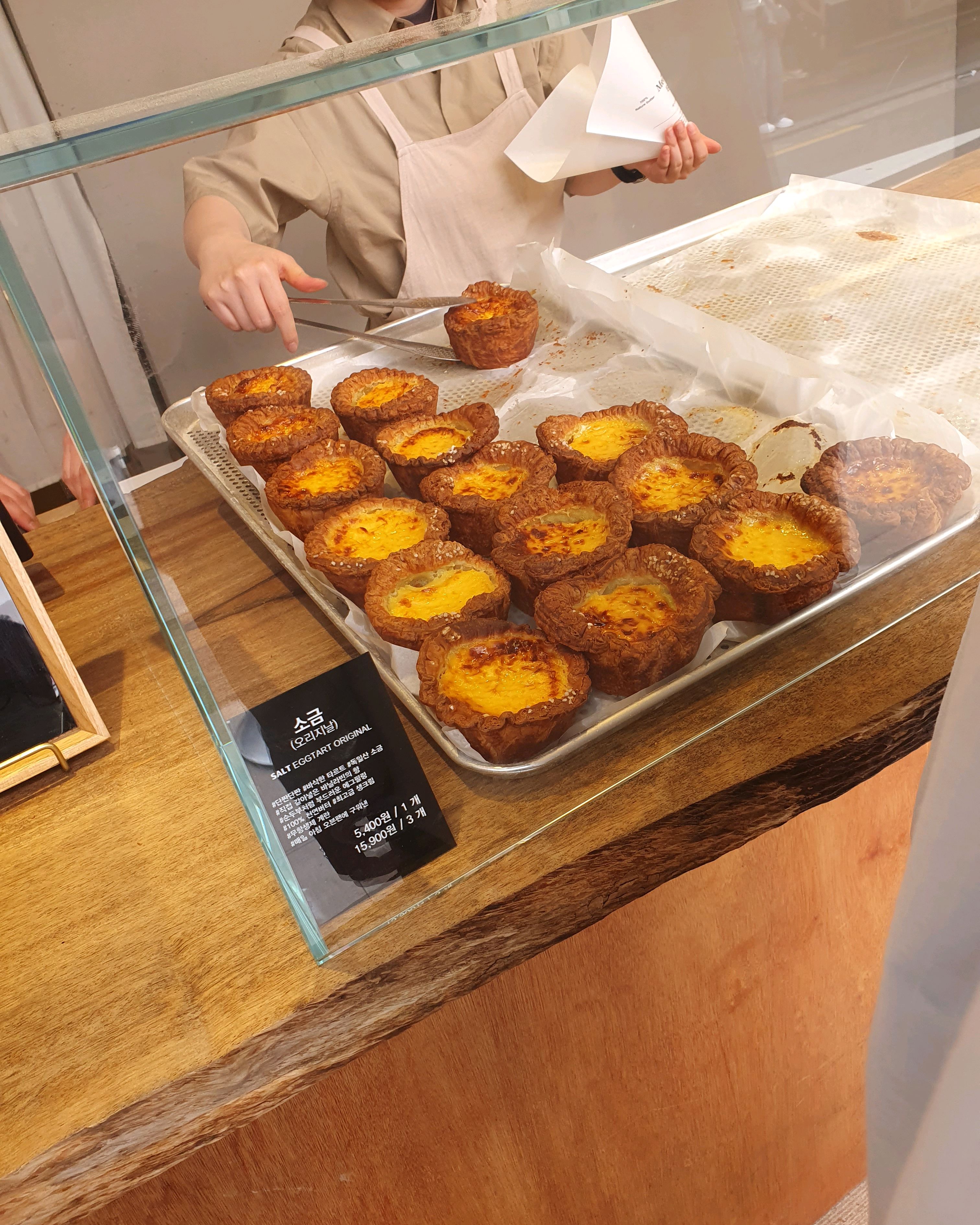타르트가 커서 약간 먹는데, 부담스럽네요..맛은 괜찮았어요.가격은 좀있어요. - 성수 맛집 메이타왕에그타르트스토어 성수본점