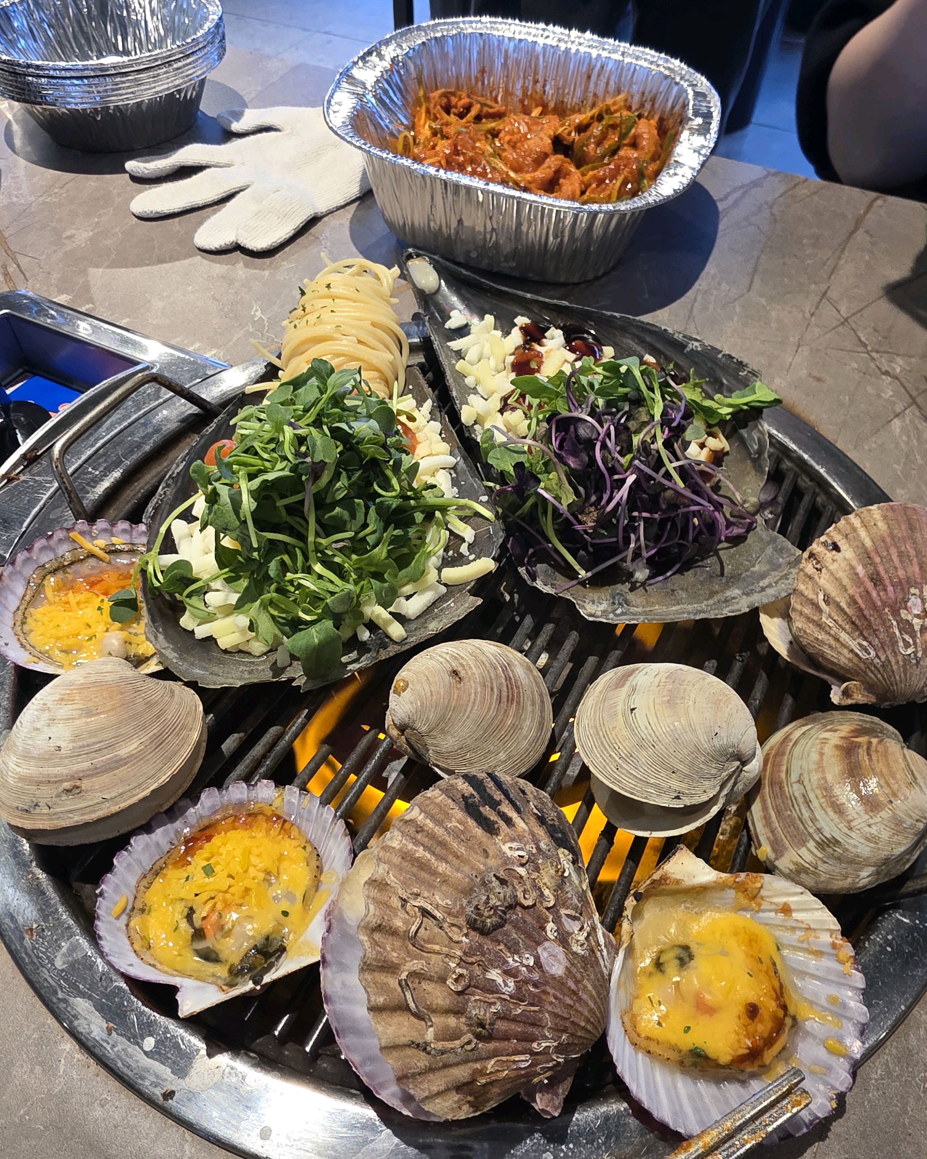셀프바에서 불고기도 가져다먹고 치즈가리비도 무한으로 먹어서 너무좋았어요! - 인천 맛집 청춘조개 을왕리본점