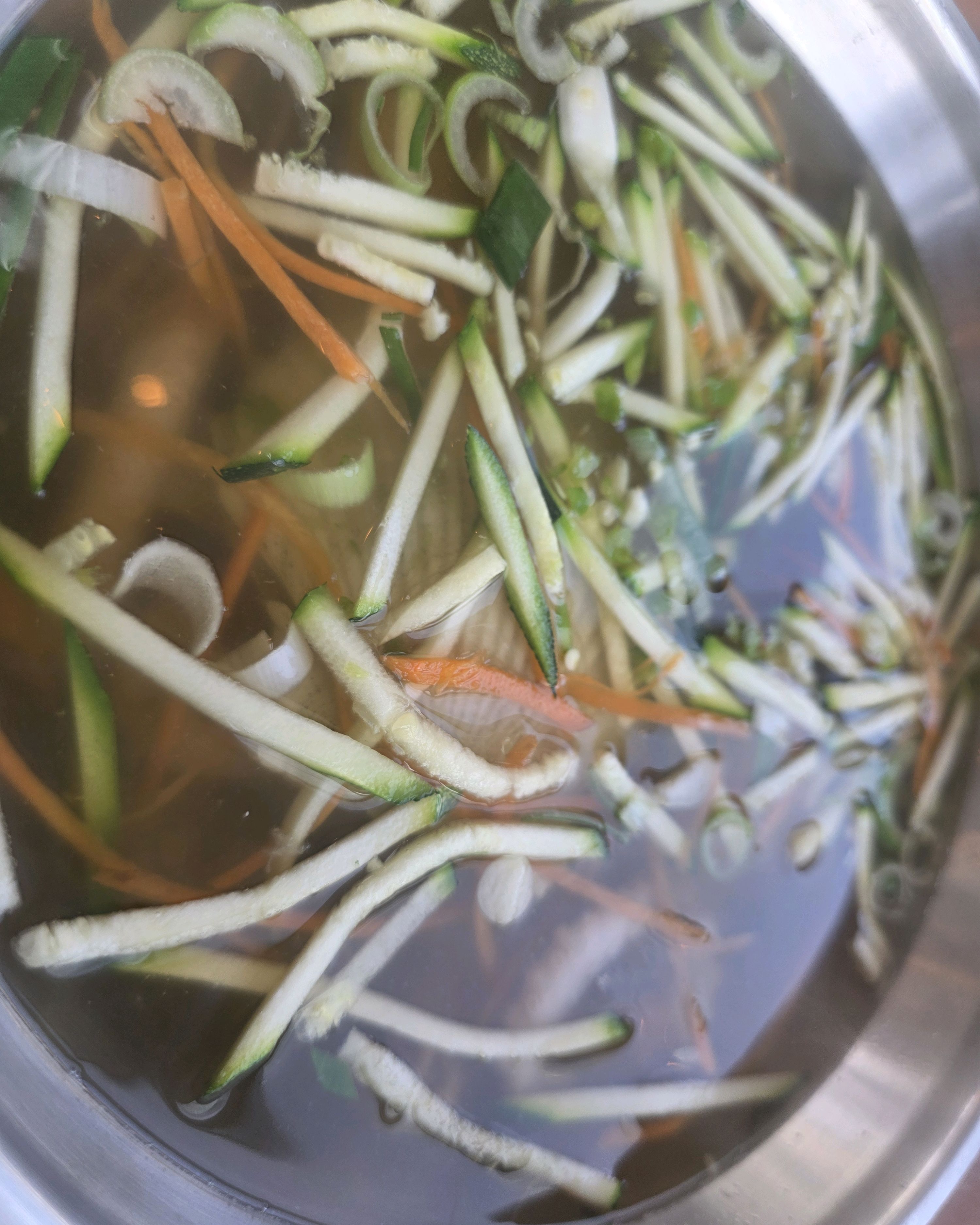 친절히 주문 받아주시는 사장님~ - 인천 맛집 가온칼국수 송도본점