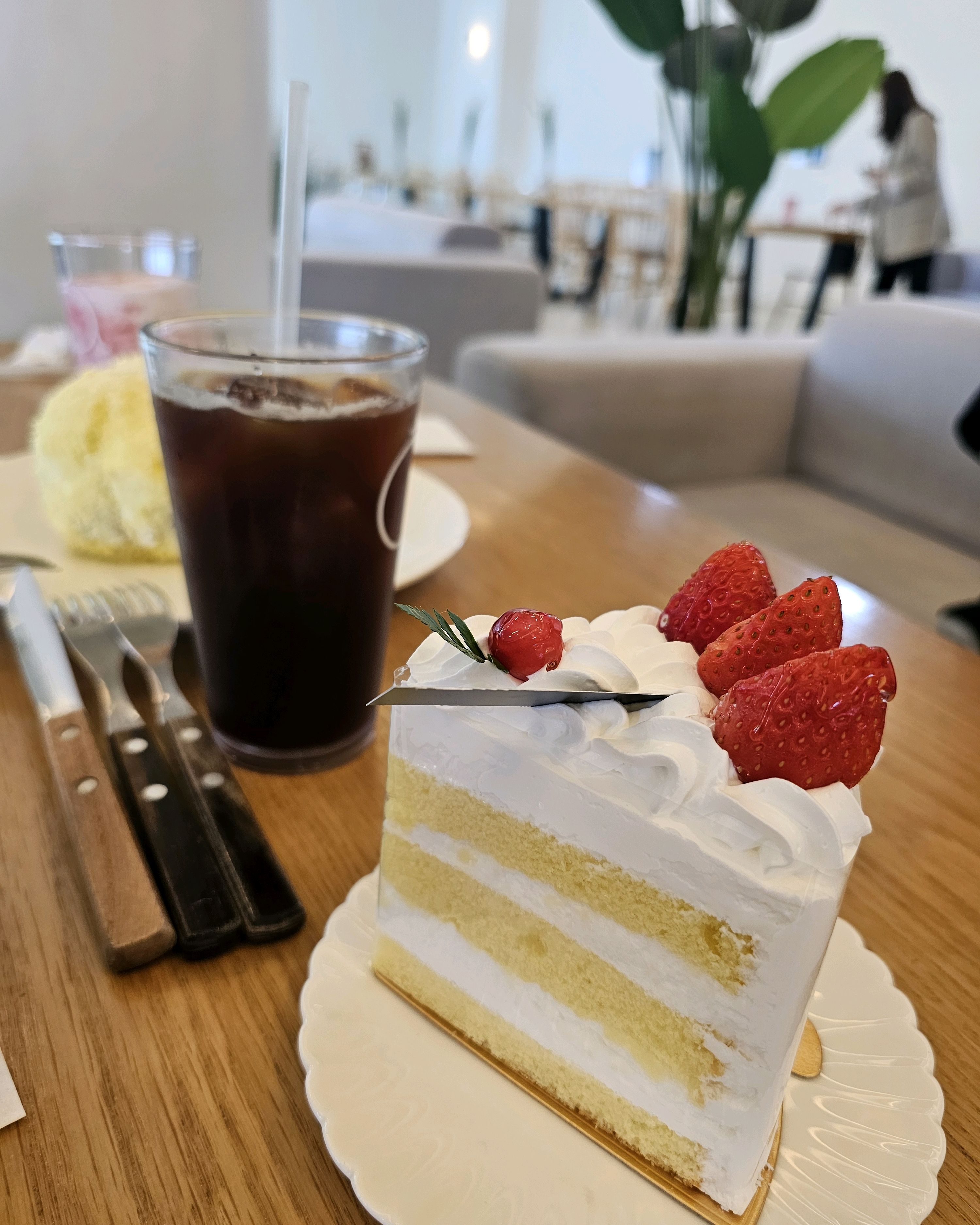 친구들이랑 점심먹고 디저트 먹으러 왔어요~~^^ - 대전 맛집 에이트