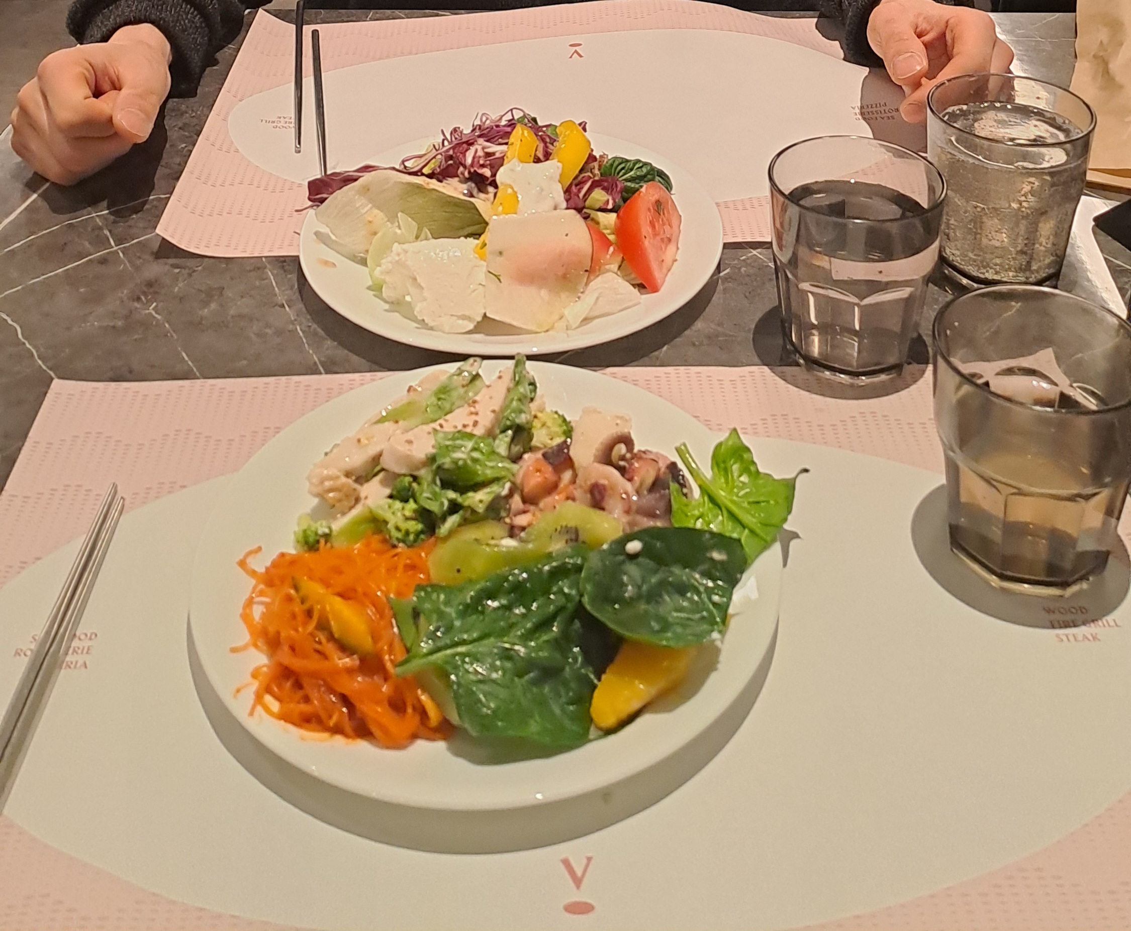 예약하고 여자친구랑 왔는데 너무 맛있었어요 샐러드바 이용시 와인 맥주 무제한이라 다양하게