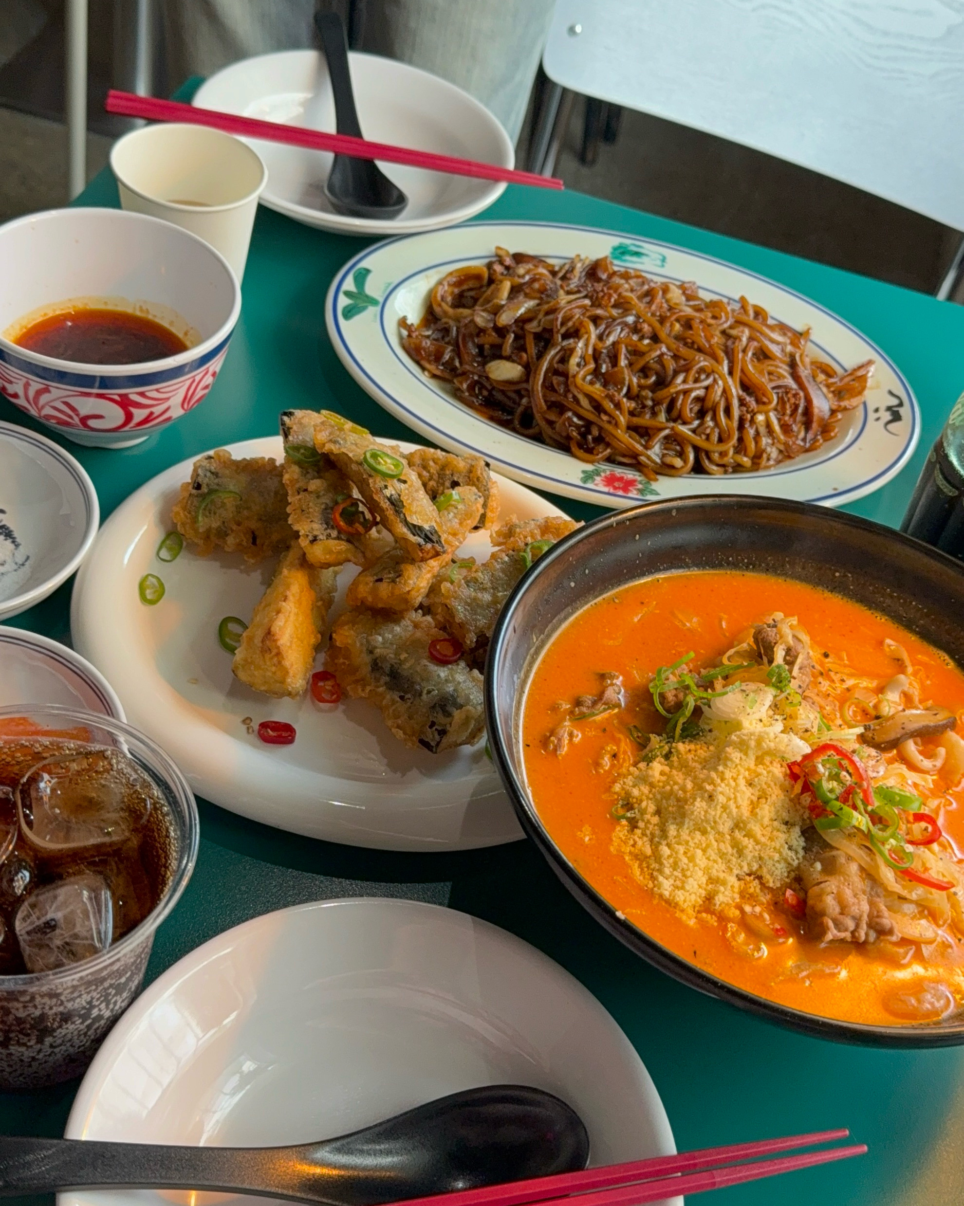 너무 맛있어보여서 오픈런했어요 ㅎㅎ 가지튀김 진짜 너무 맛있구 짜장 짬뽕도 불맛 가득 너어
