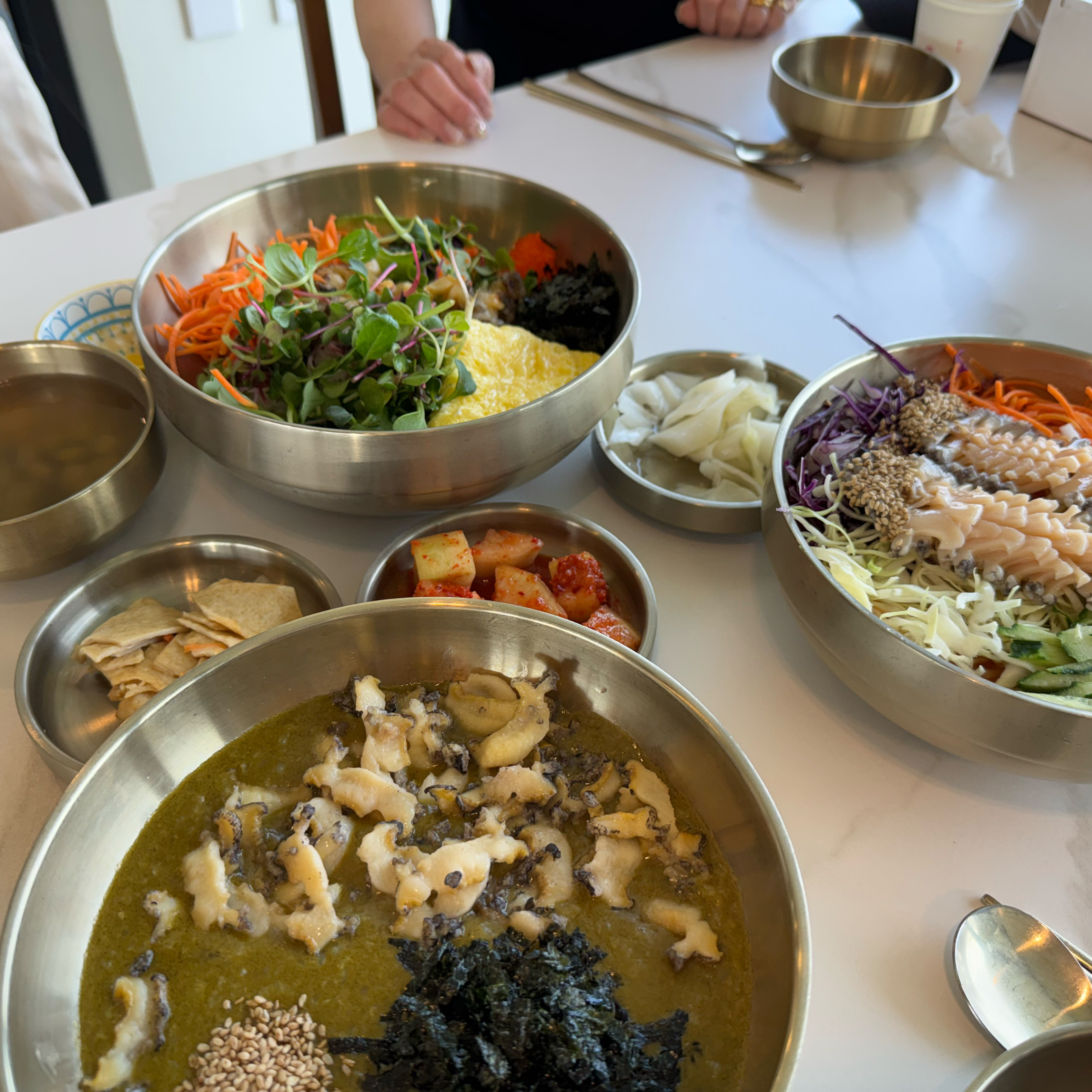 부모님 모시고 온 여행에서 첫번째 식당인데 성공했어요! 넓어서 쾌적하고 뷰와 음식이 아주 