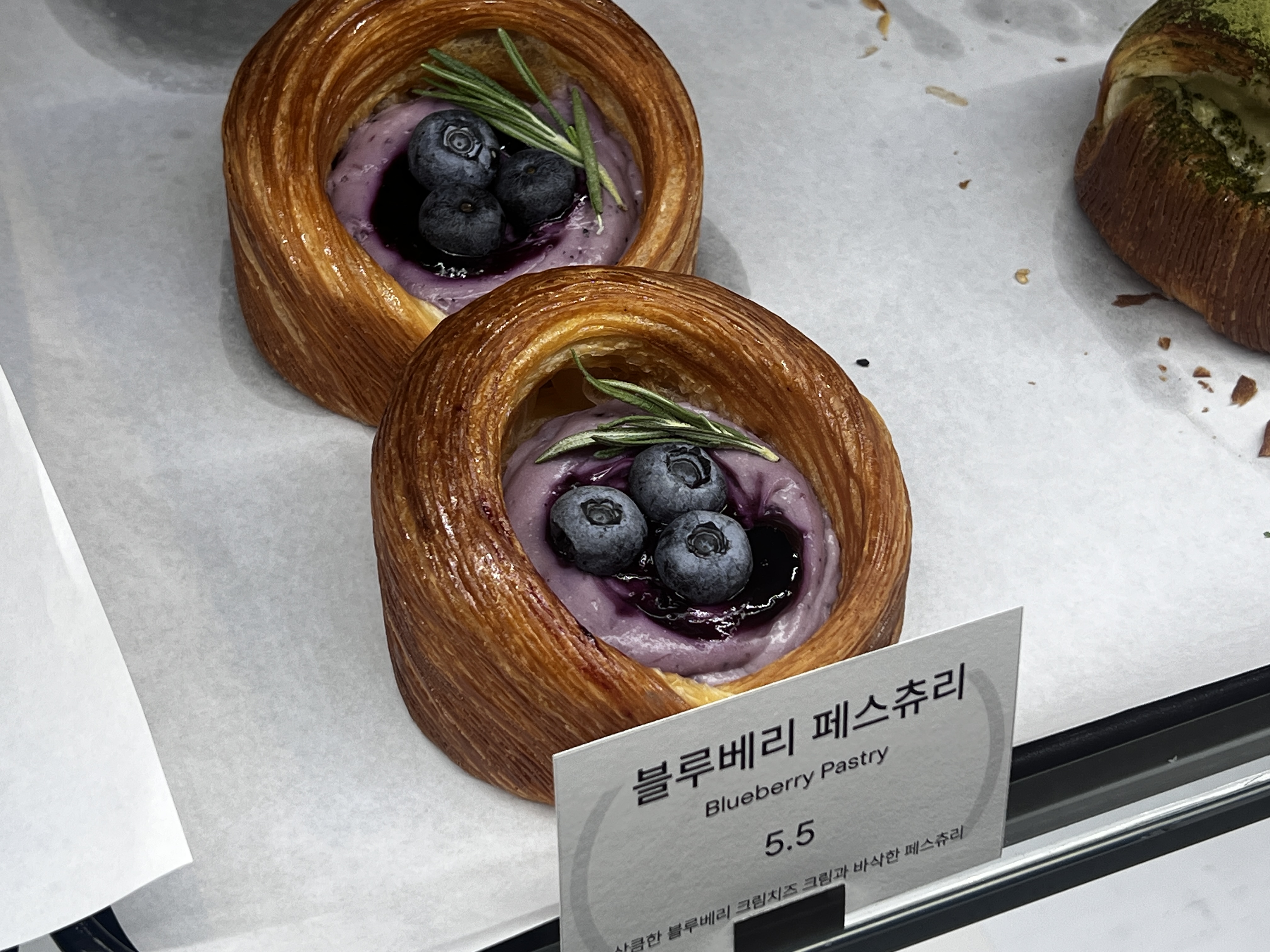 여기 완전 디저트맛집.. 다 맛있어보여서 다 살뻔 했어요오...ㅋㅋㅋ 대구 수성못 카페는