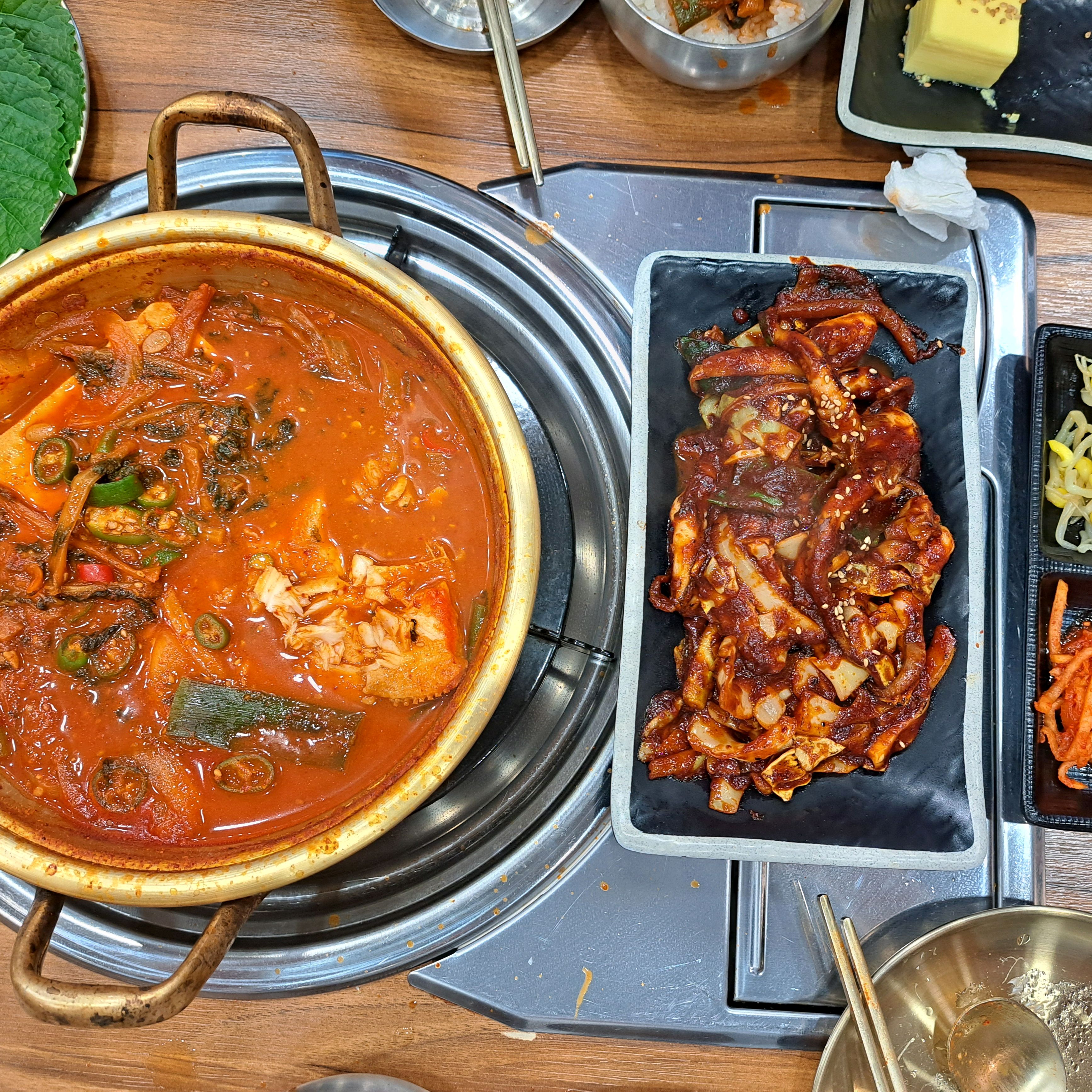 남편과 평일점심특선 먹으러갔어요.11시30분오픈인데 열자마자 홀이 꽉차네요.가자미조림과 쭈